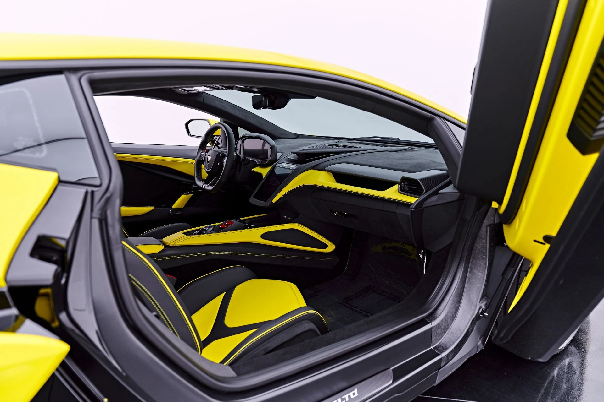 mph040_2779459335_Used_2026_Lamborghini_Revuelto_Base_1782198268_07f6c4bd95