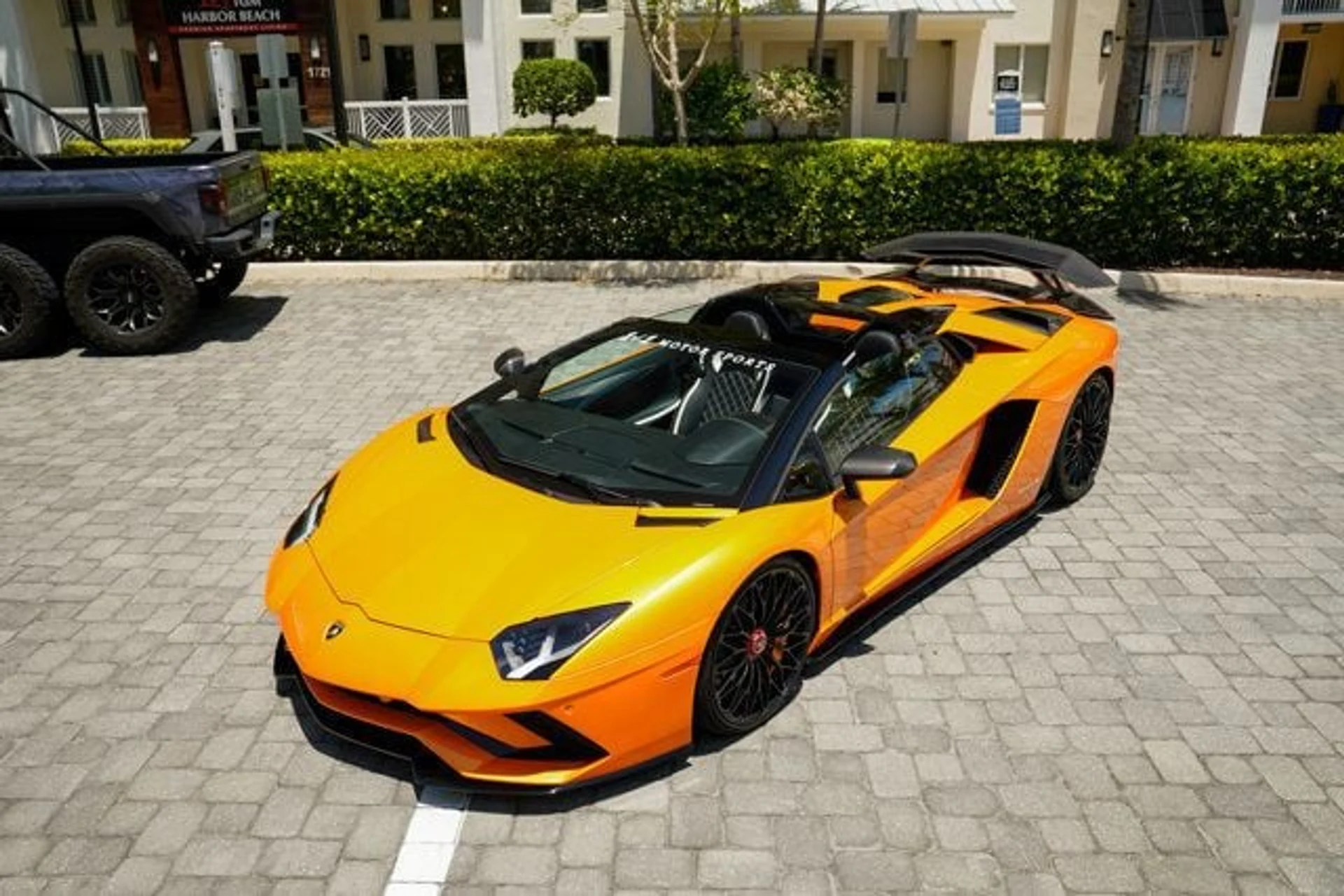 mph040_2790343618_used_2018_lamborghini_aventador_sroadster_14354_22897283_41_640_f4012deda3