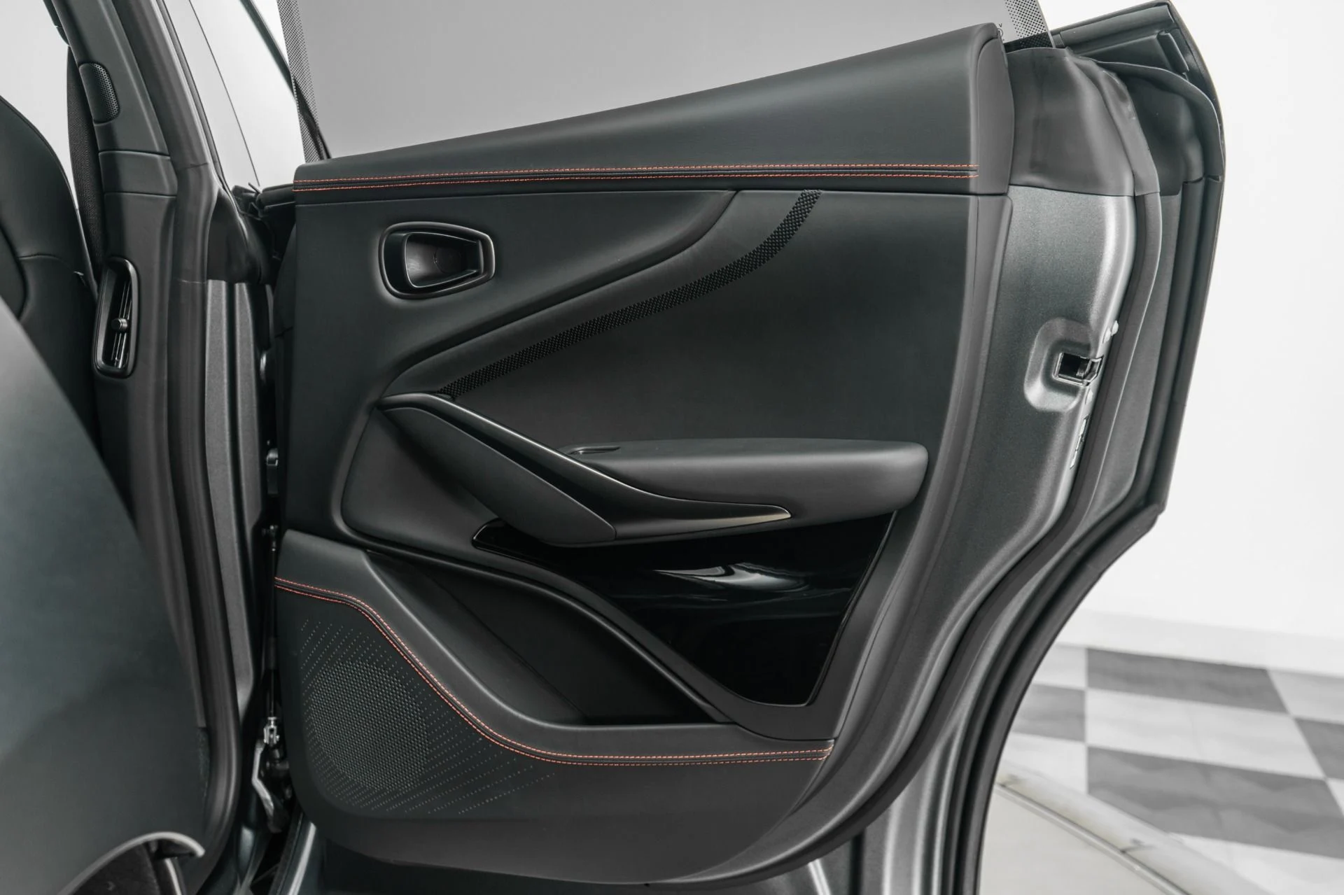 mph040_2796306435_Used_2025_Aston_Martin_DBX_707_23_Inch_Wheels_Factory_Matte_Paint_697_Horsepower_1774034848_545f44dfe2