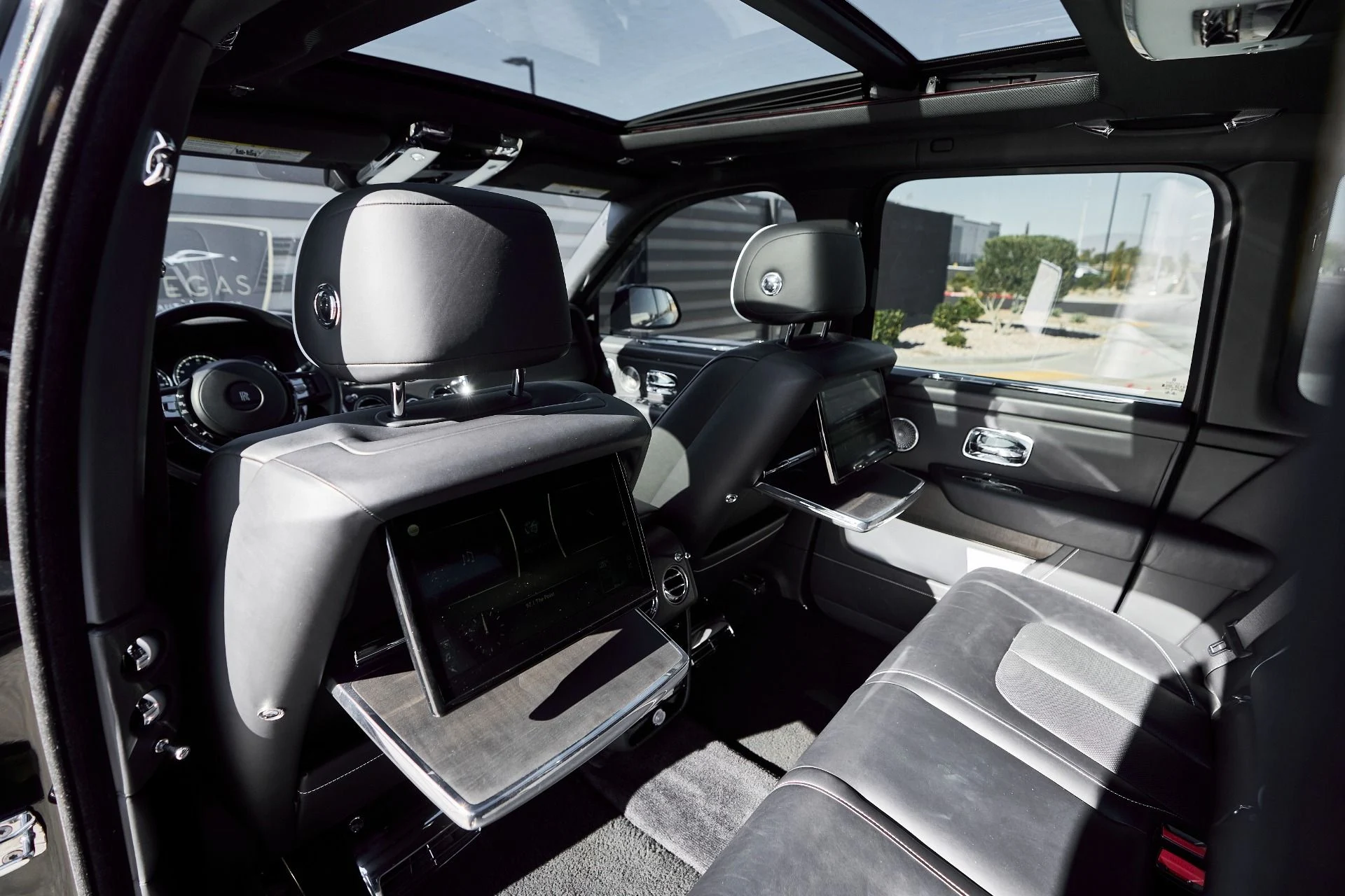 mph040_2804313640_Used_2019_Rolls_Royce_Cullinan_Base_1767201705_2717f88e02