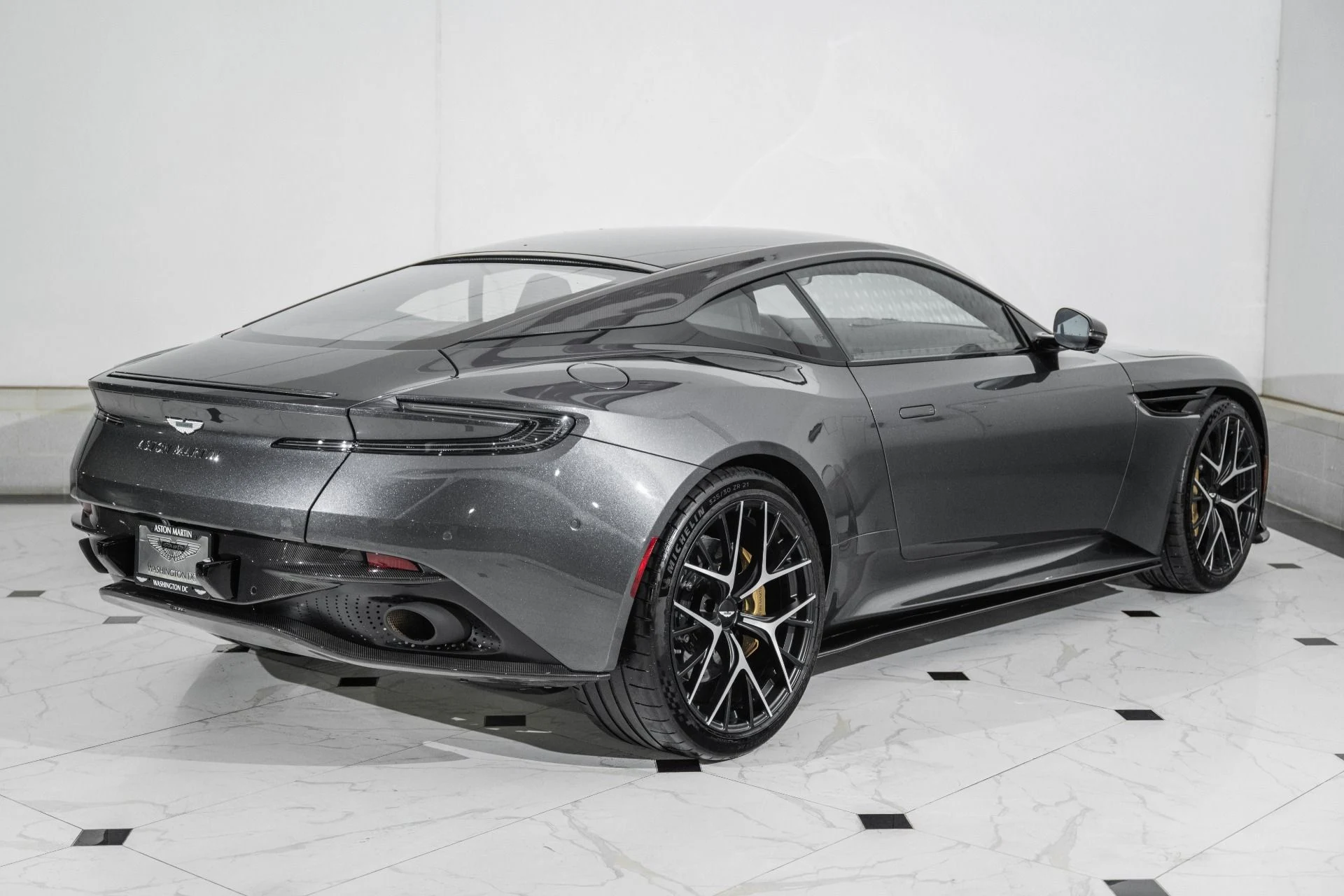 mph040_2841739327_Used_2024_Aston_Martin_DB_12_Coupe_1761150102_8a3fc292b9