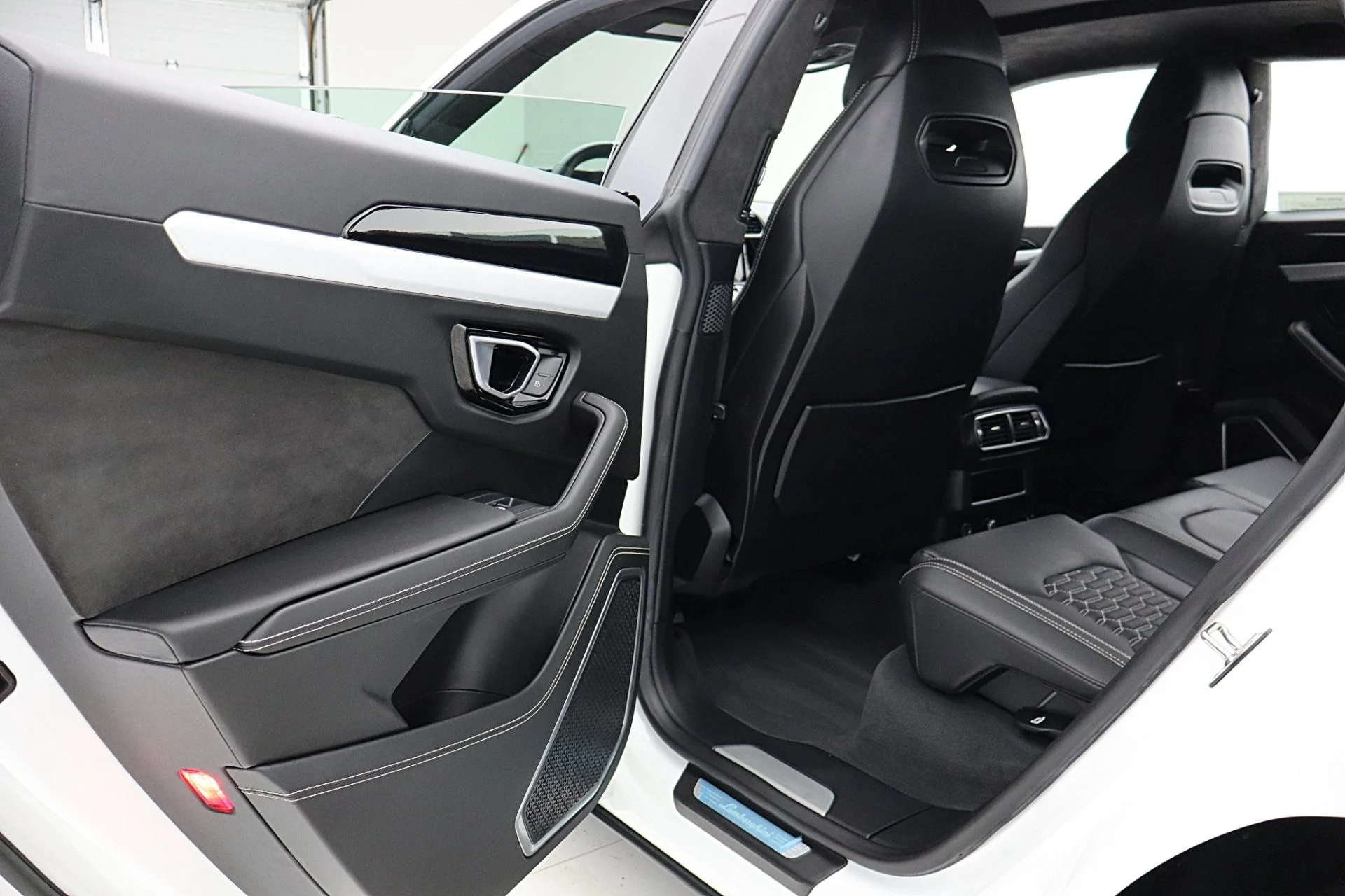 mph040_2879424504_Used_2020_Lamborghini_Urus_SELEZIONE_PRE_OWNED_CERTIFIED_78b509f467