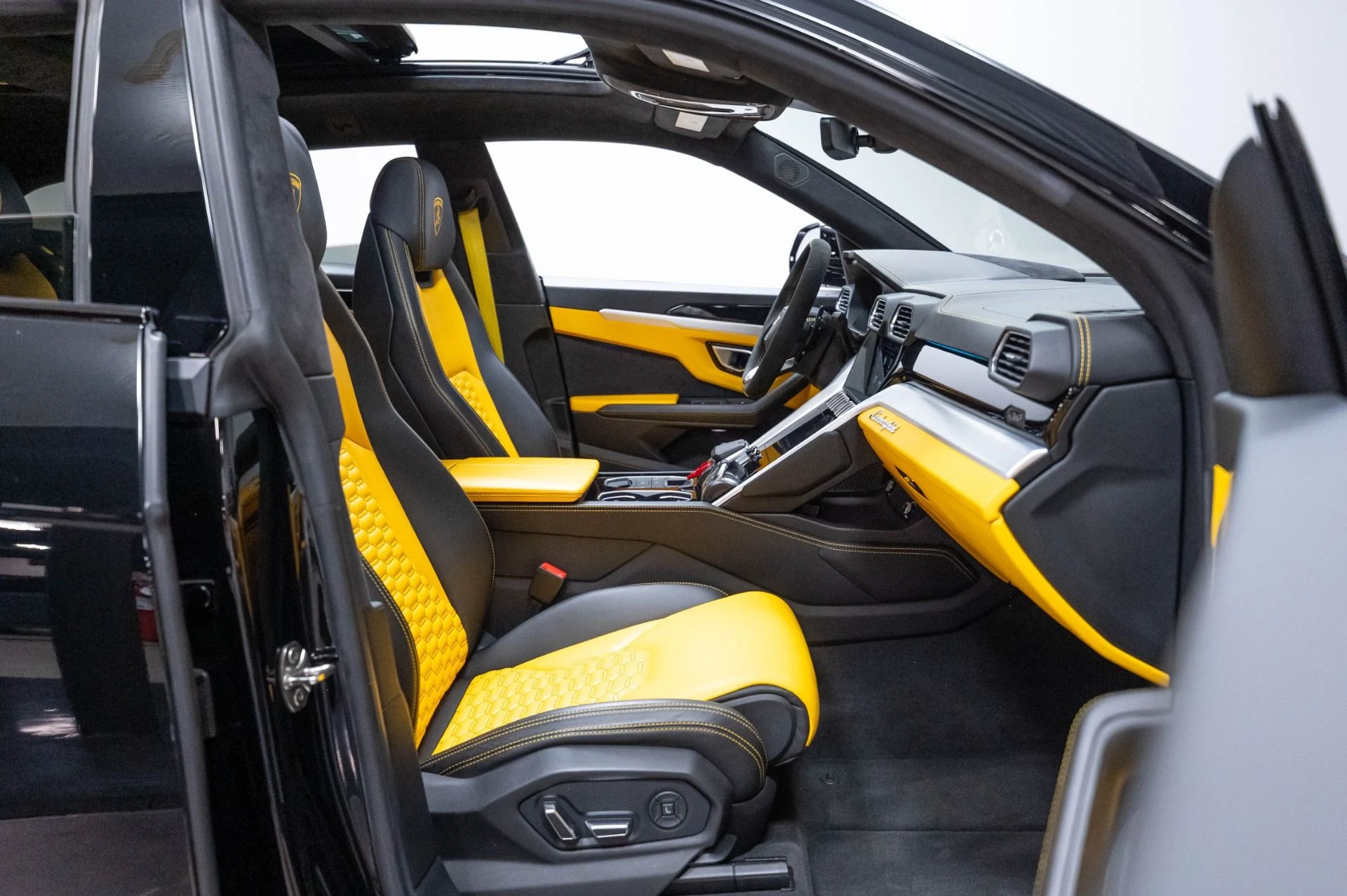 mph040_2885250243_Used_2019_Lamborghini_Urus_1786985122_03e702aa56