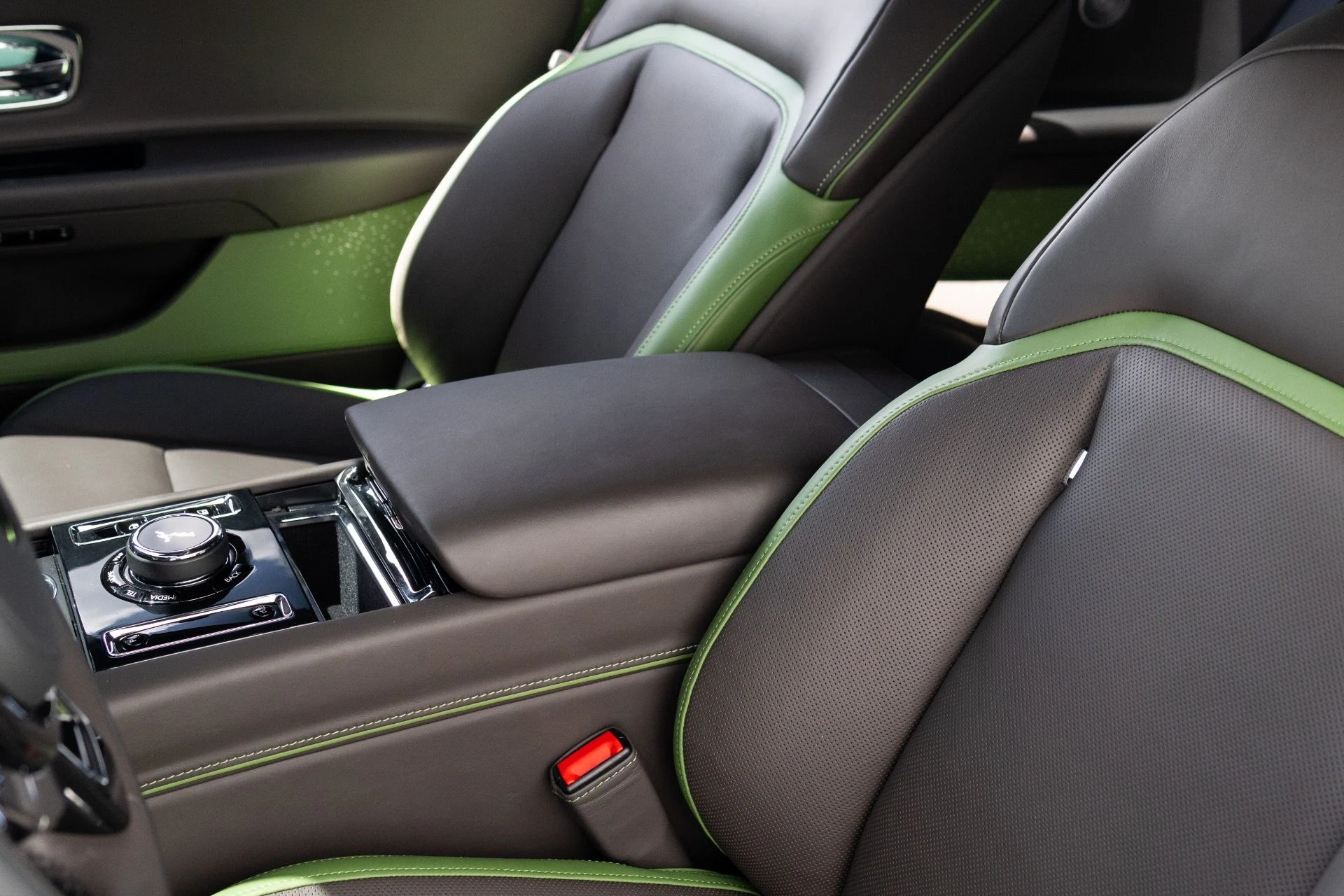 mph040_2889722739_Used_2024_Rolls_Royce_Spectre_1775023108_db75dc3021