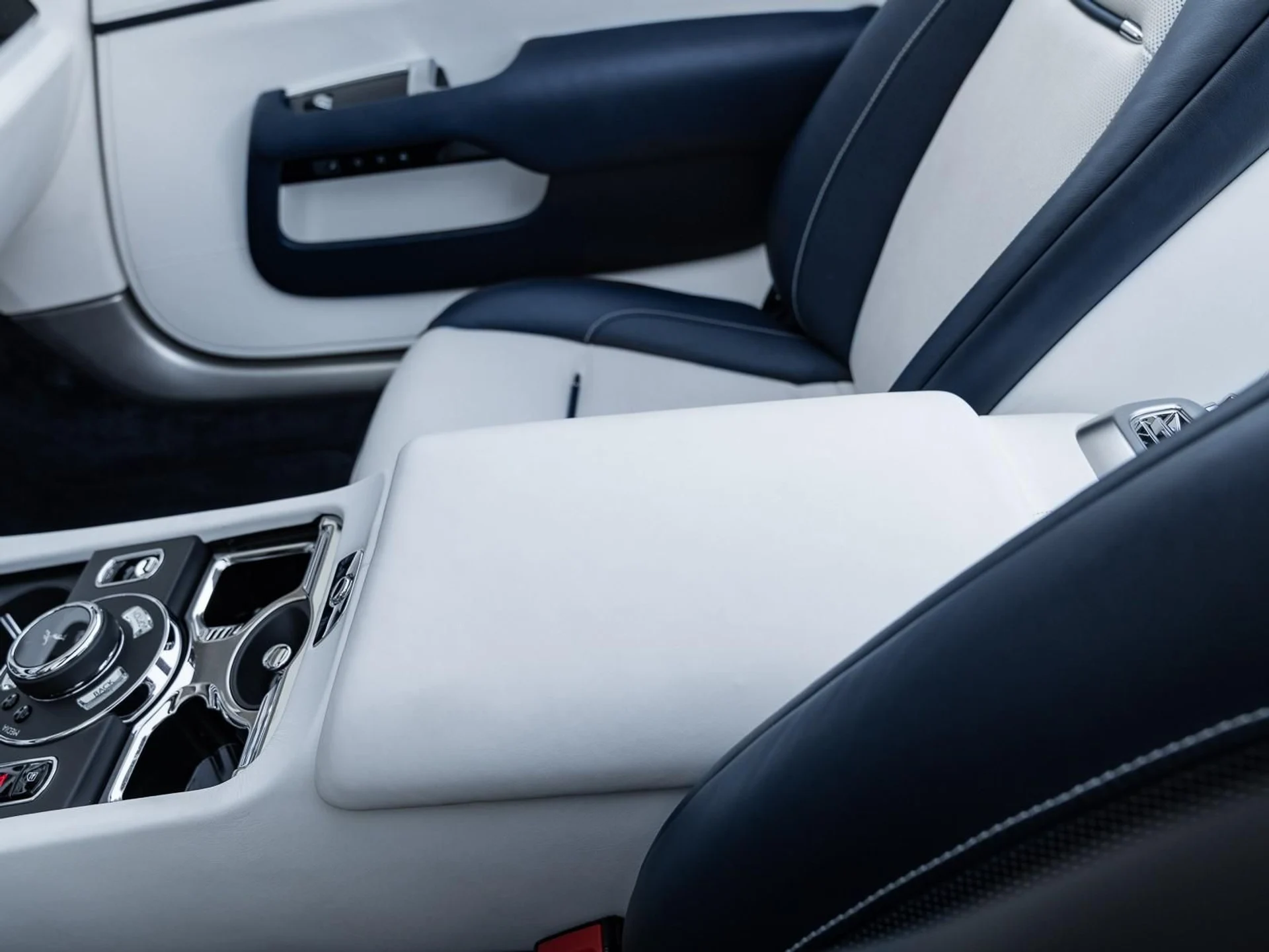 mph040_2893498324_Used_2018_Rolls_Royce_Dawn_Convertible_1764360463_d64da2d3b6