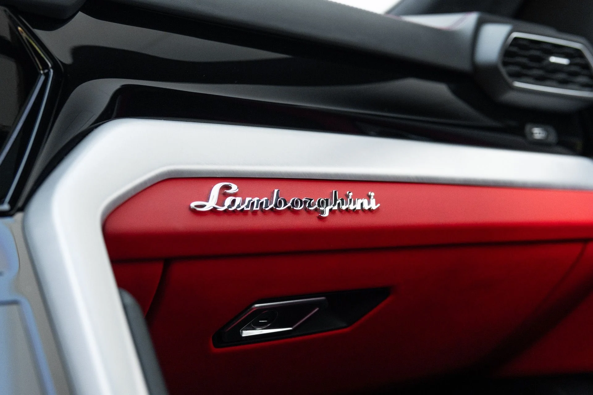 mph040_293175317_Used_2021_Lamborghini_Urus_1767069879_6e48586b20