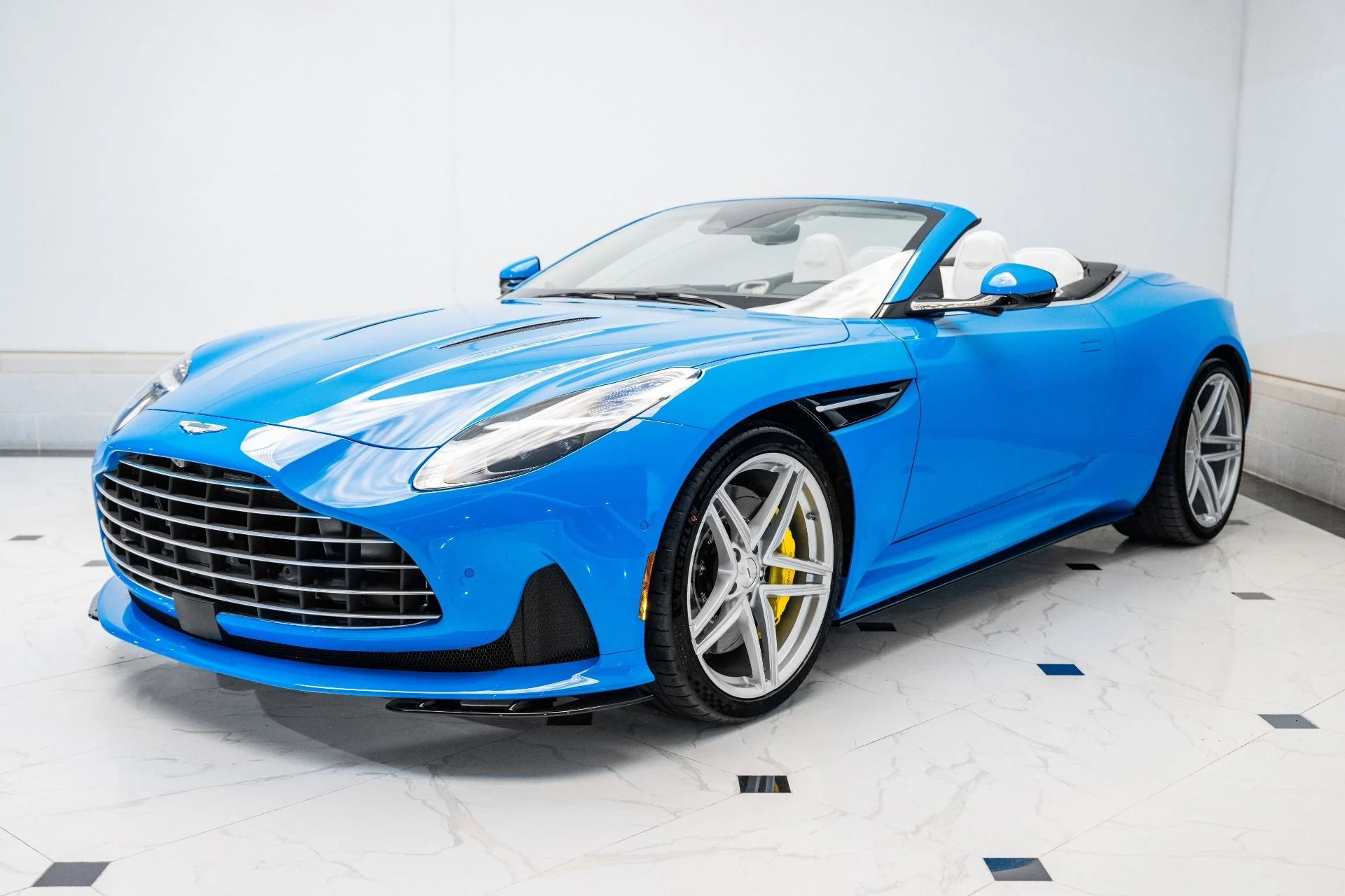 mph040_2946685120_Used_2025_Aston_Martin_DB_12_Volante_1741214270_bf4a086f72