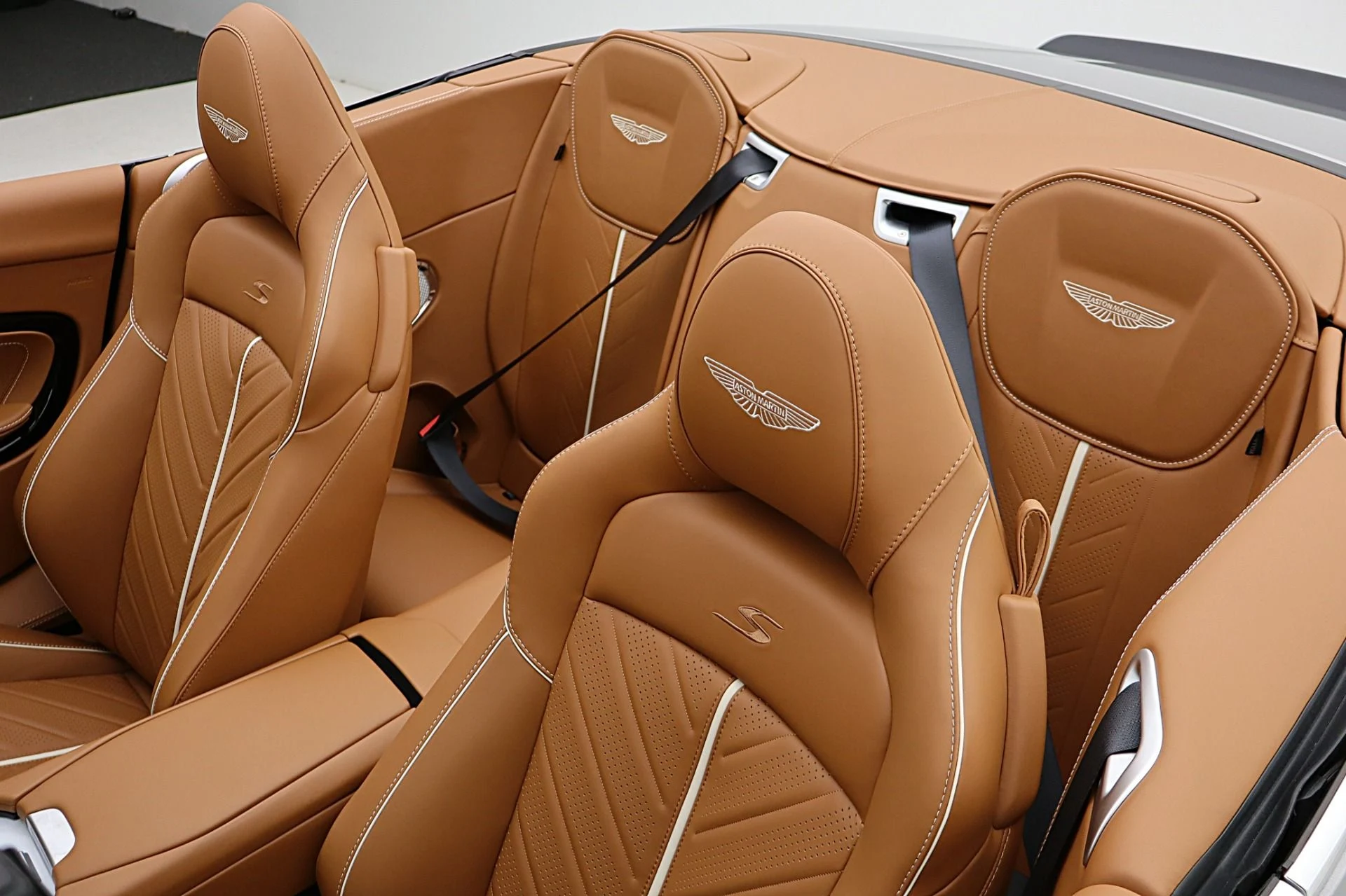 mph040_2959918770_New_2026_Aston_Martin_DB_12_S_Volante_58d6c7e6f3