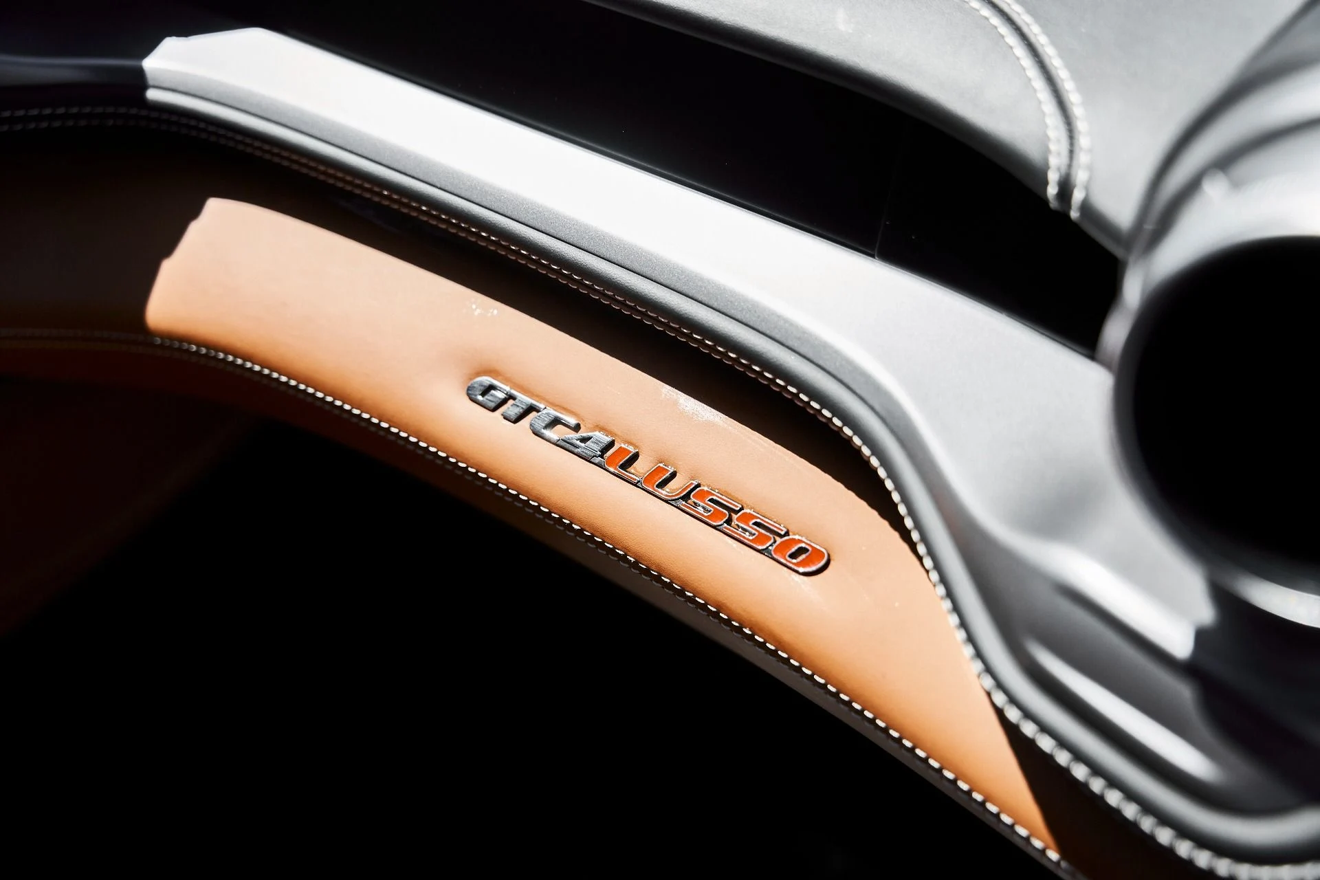 mph040_2966727570_Used_2018_Ferrari_GTC_4_Lusso_V12_1775612057_0e28492083