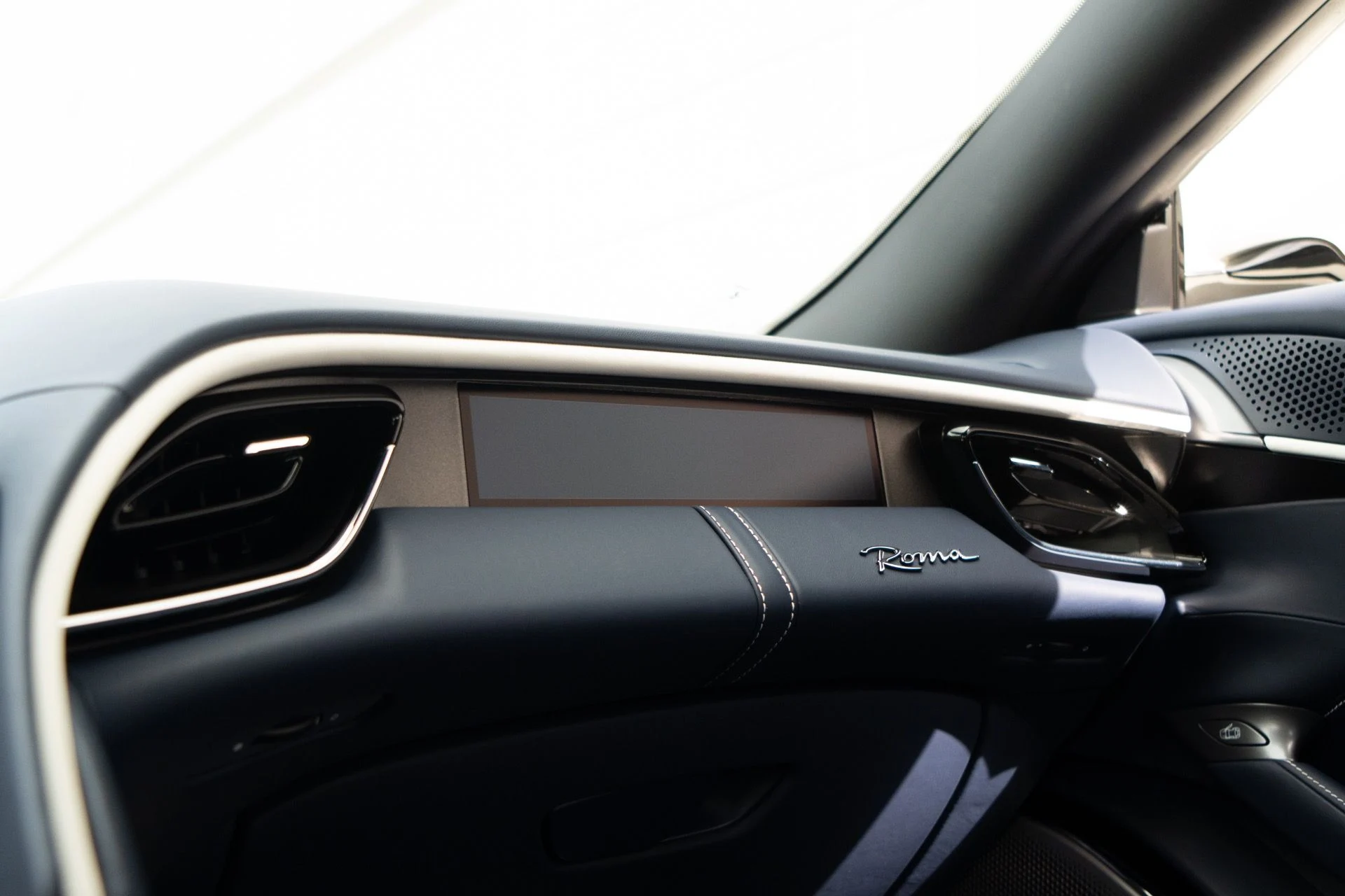 mph040_2980823371_Used_2022_Ferrari_Roma_1764790245_5c52c45458