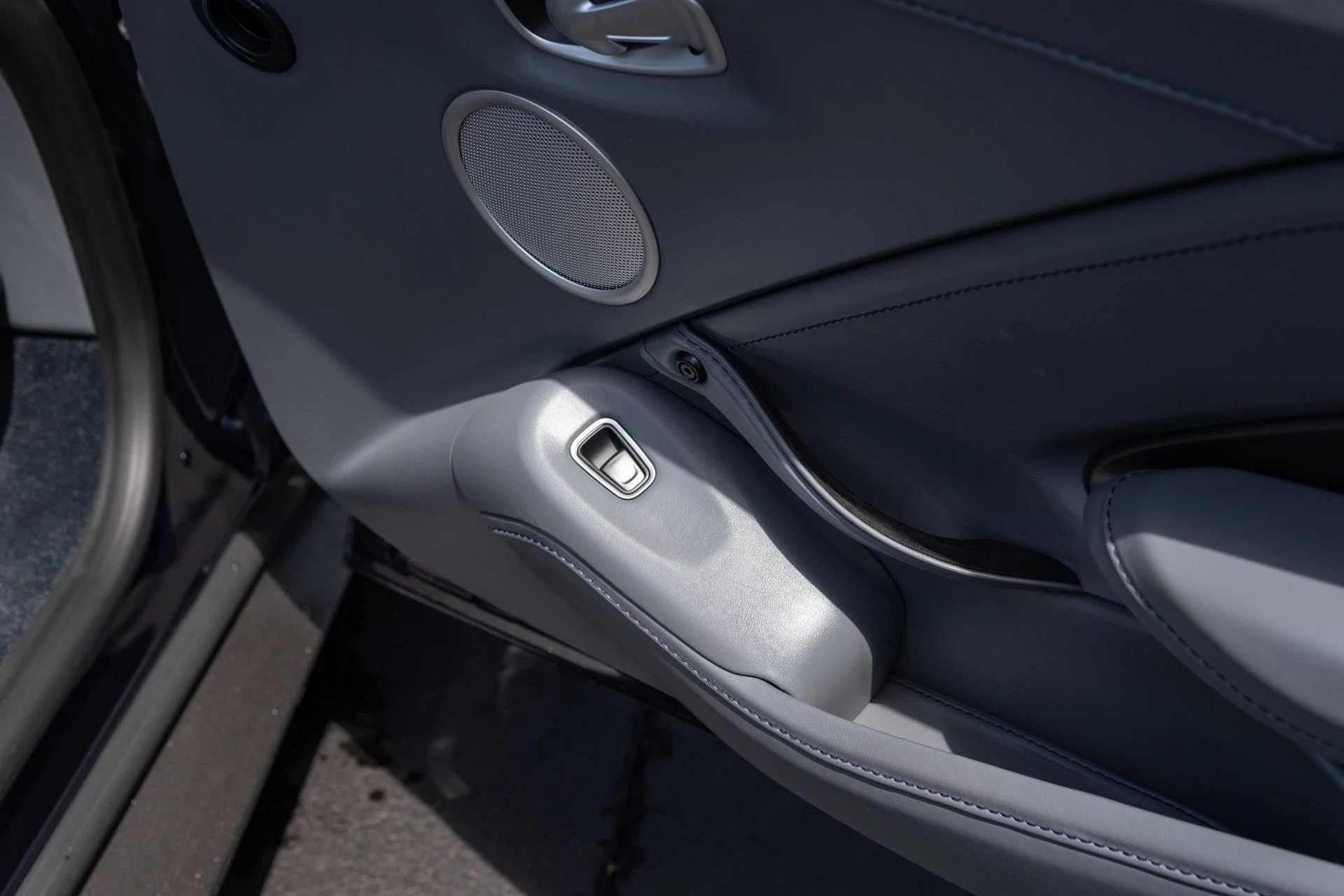 mph040_3010104675_Used_2021_Aston_Martin_Vantage_1774065878_2898eee86b