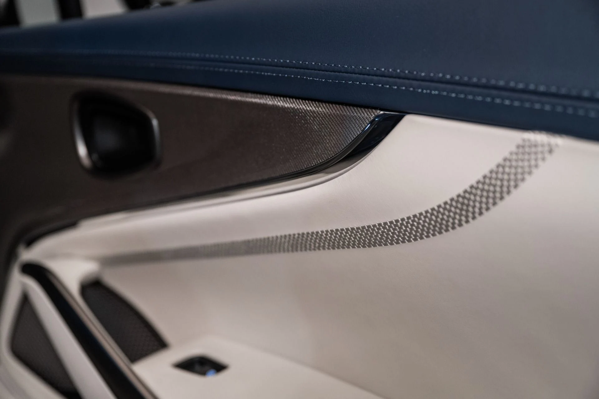 mph040_3027987916_Used_2025_Aston_Martin_DBX_707_1734711890_90c193aed0