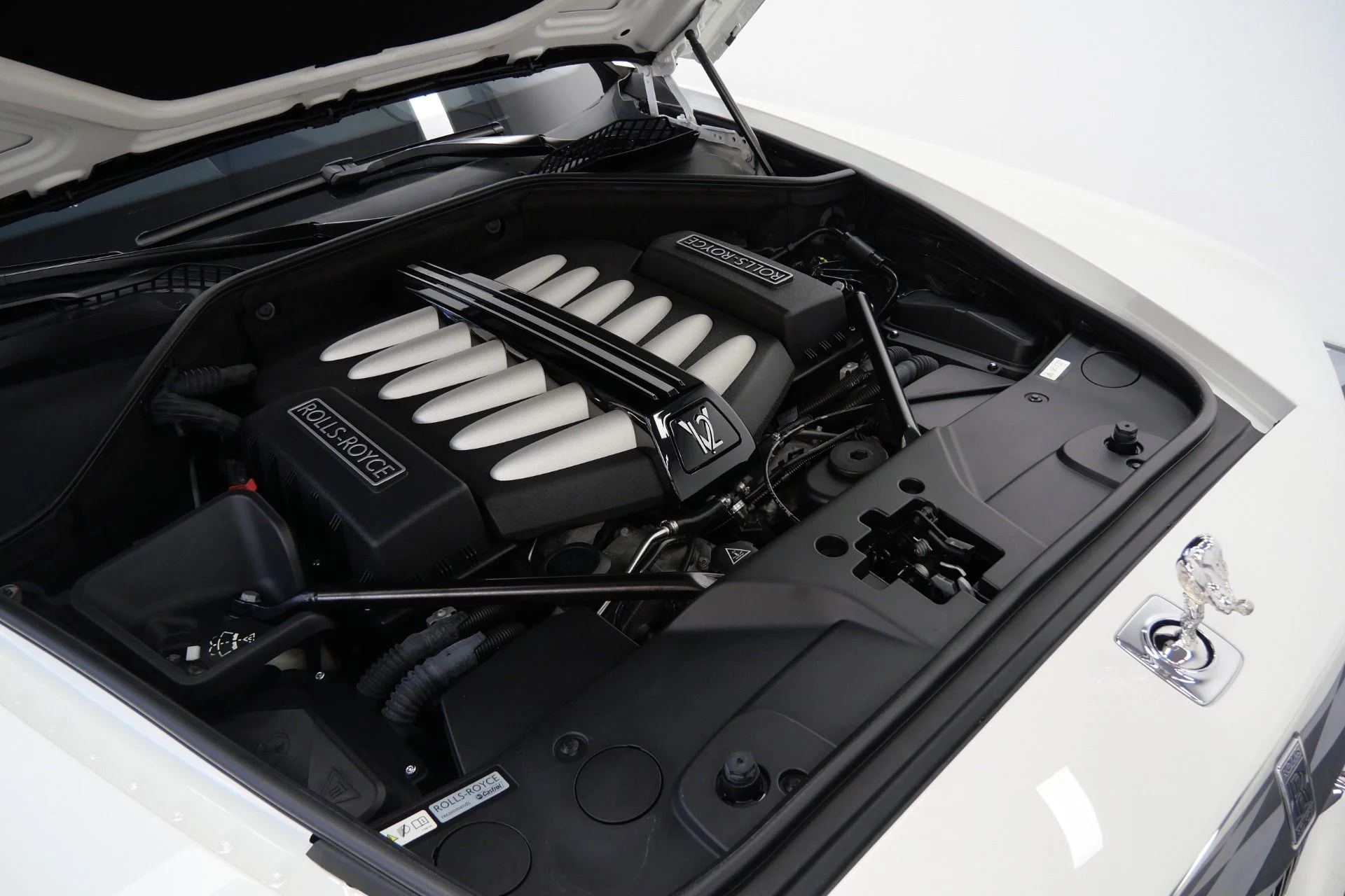 mph040_3043013132_Used_2013_Rolls_Royce_Ghost_Rear_Theatre_Configuration_Sunroof_Picnic_Tables_1765817779_dcb9768842