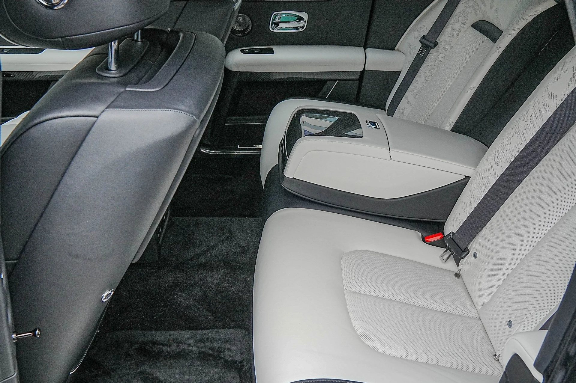 mph040_3073000483_Hi_Tech_Luxury_Imports_LLC_SCA_33_GZ_06_SU_228684_image_40_0a261c94e4