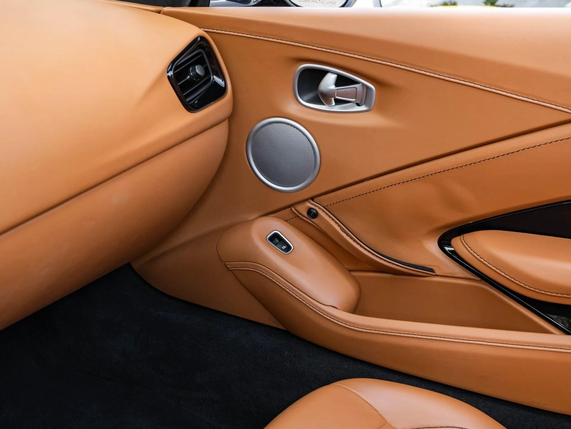 mph040_3073045676_Used_2021_Aston_Martin_Vantage_1735239952_f8b3b9e75e