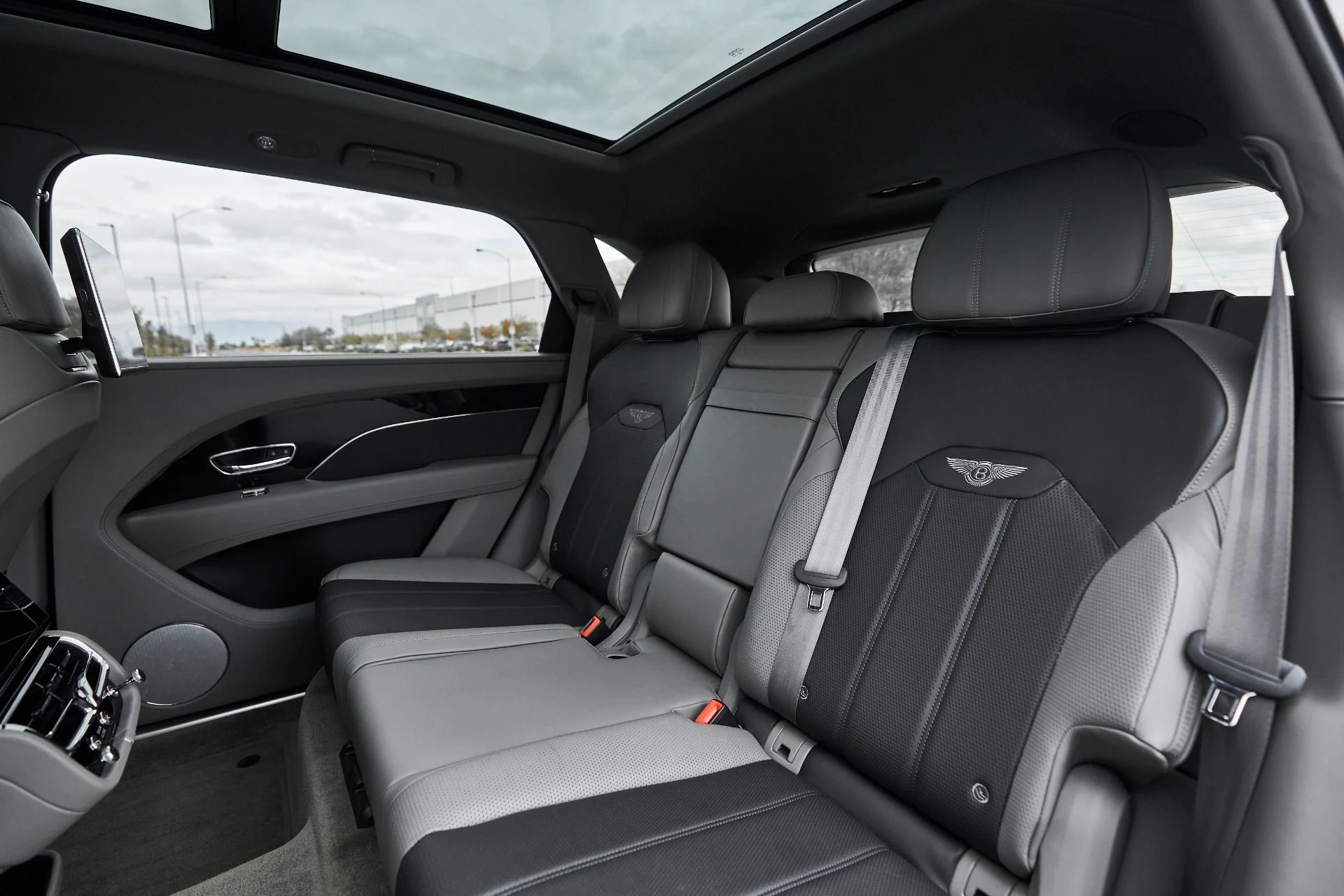 mph040_3076869242_Used_2023_Bentley_Bentayga_EWB_Azure_1763502532_23779dc3c6