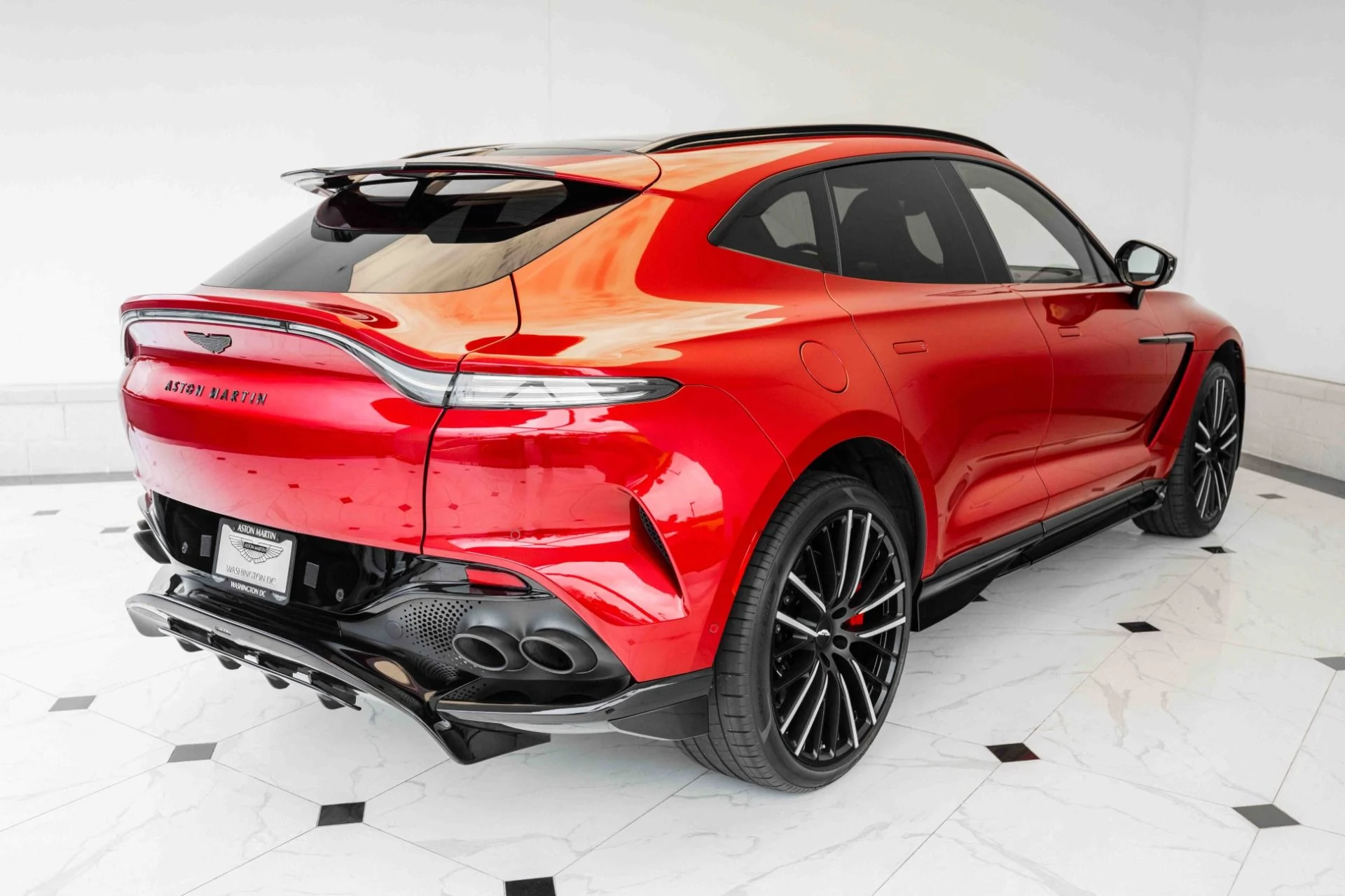 mph040_3093177784_Used_2023_Aston_Martin_DBX_707_1697843884_9698ff4c62
