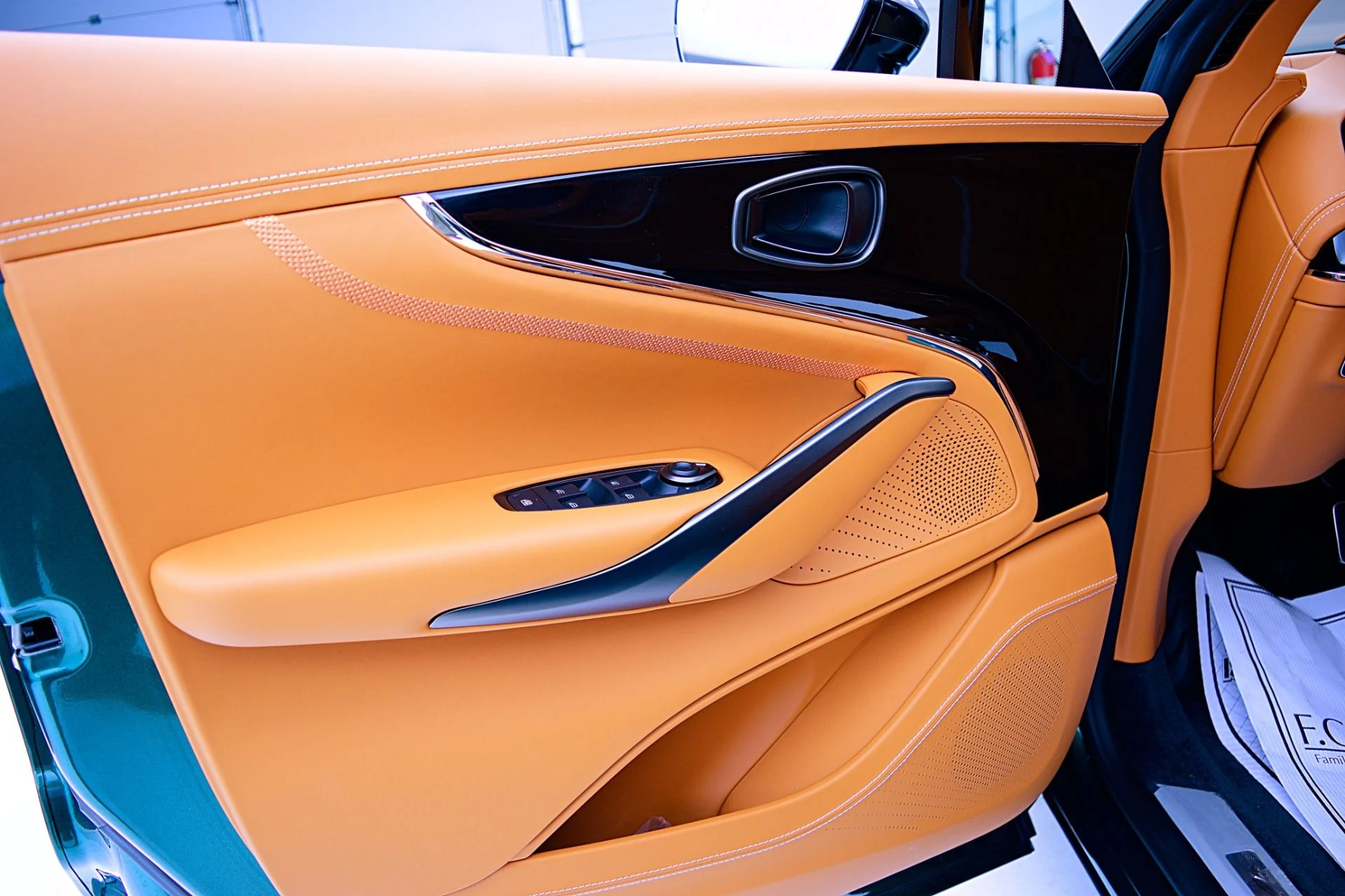mph040_311085466_New_2025_Aston_Martin_DBX_707_dd64078077