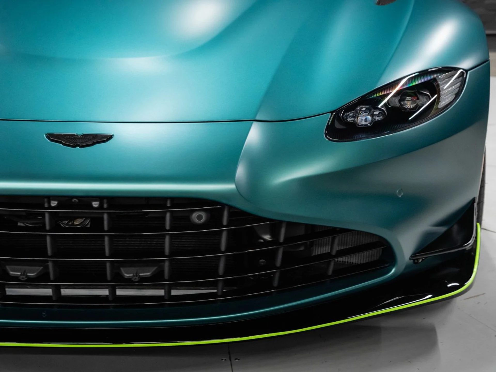 mph040_3124559316_aston_martin_vantage_2023_d8b90350ca