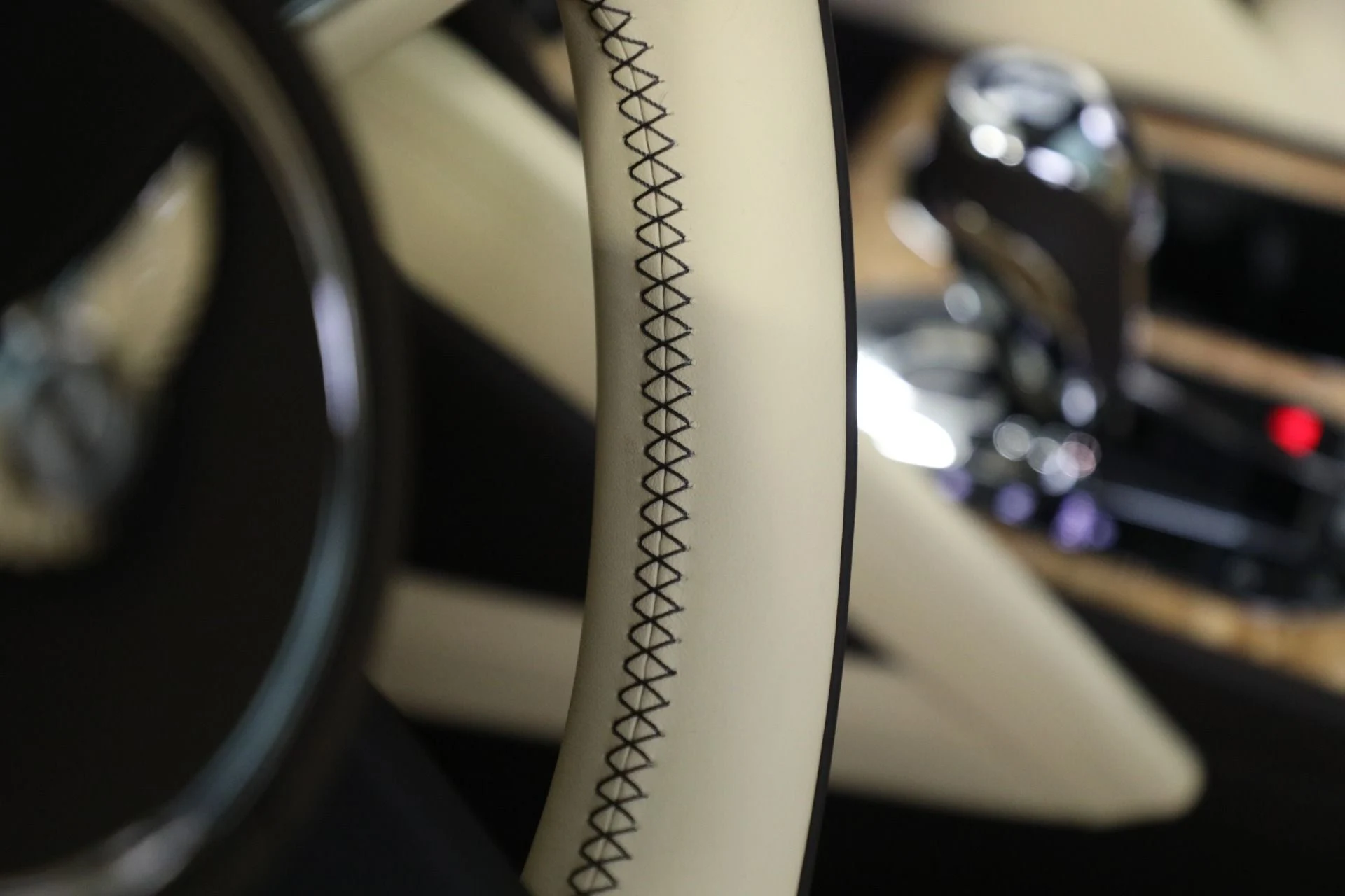 mph040_3186897701_New_2025_Bentley_Bentayga_Azure_V8_03b854b198