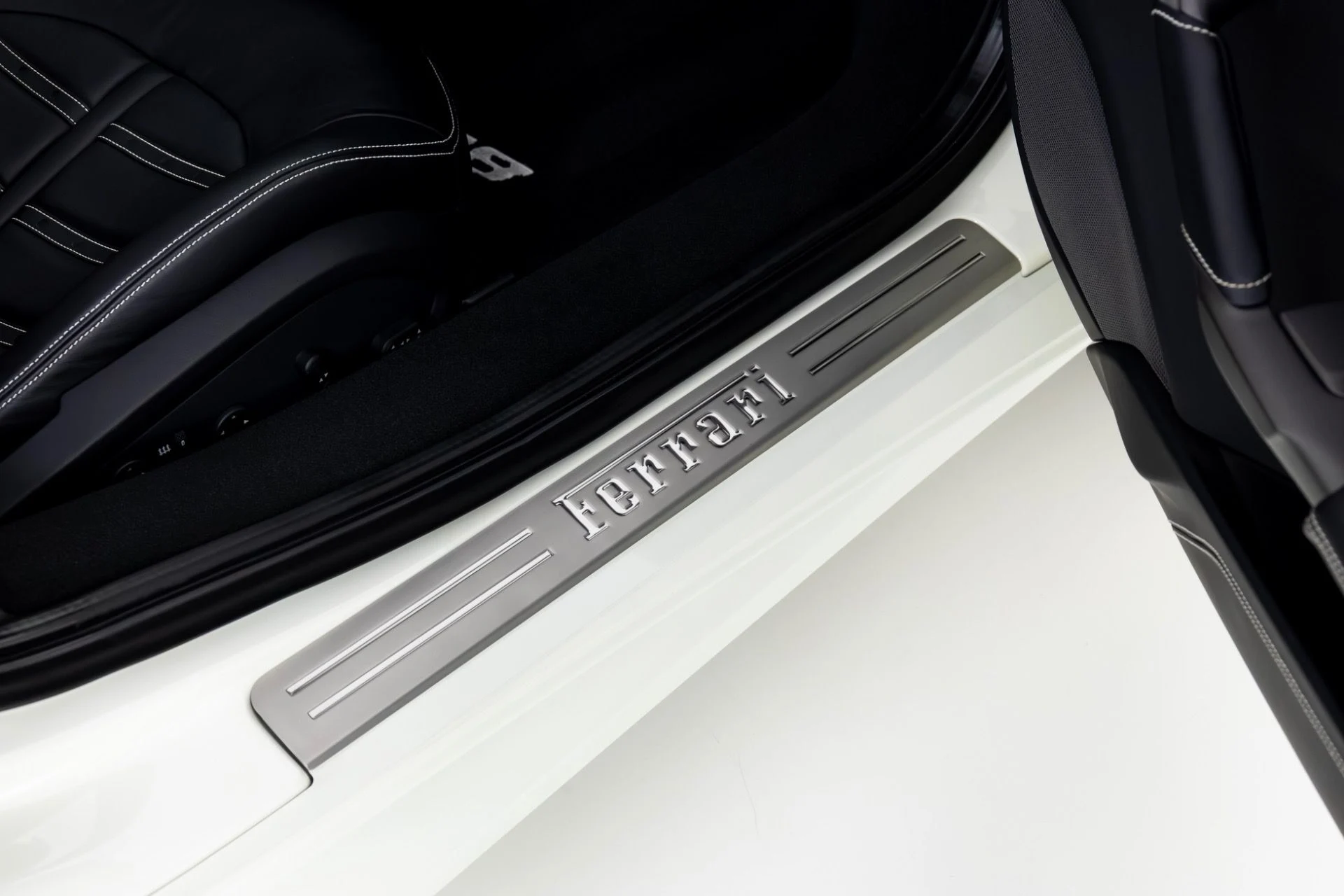 mph040_3209019914_Used_2018_Ferrari_488_Spider_1768934442_1d19ac995b