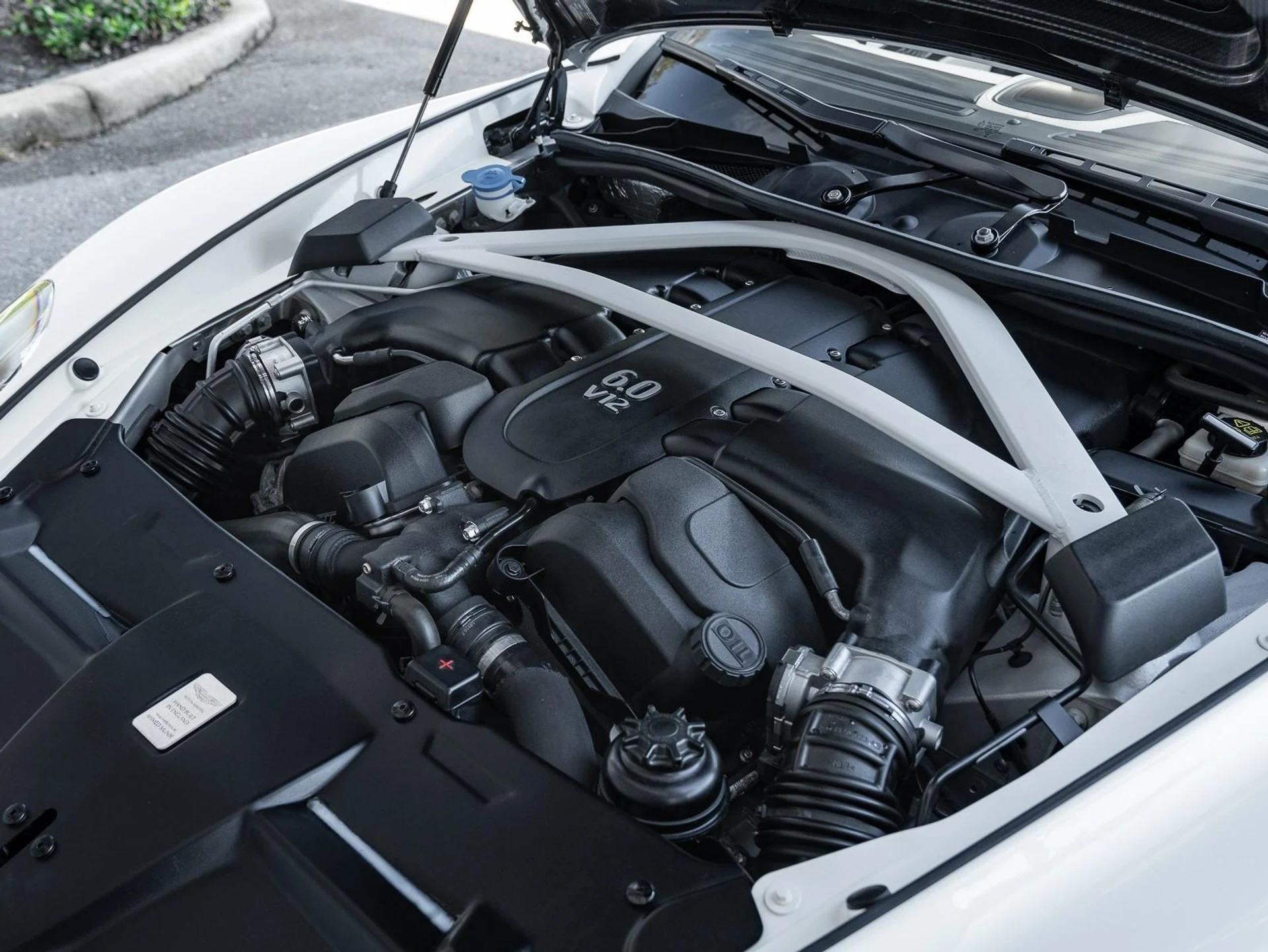 mph040_3212090784_Used_2018_Aston_Martin_Vanquish_S_1759353701_c36eb52331