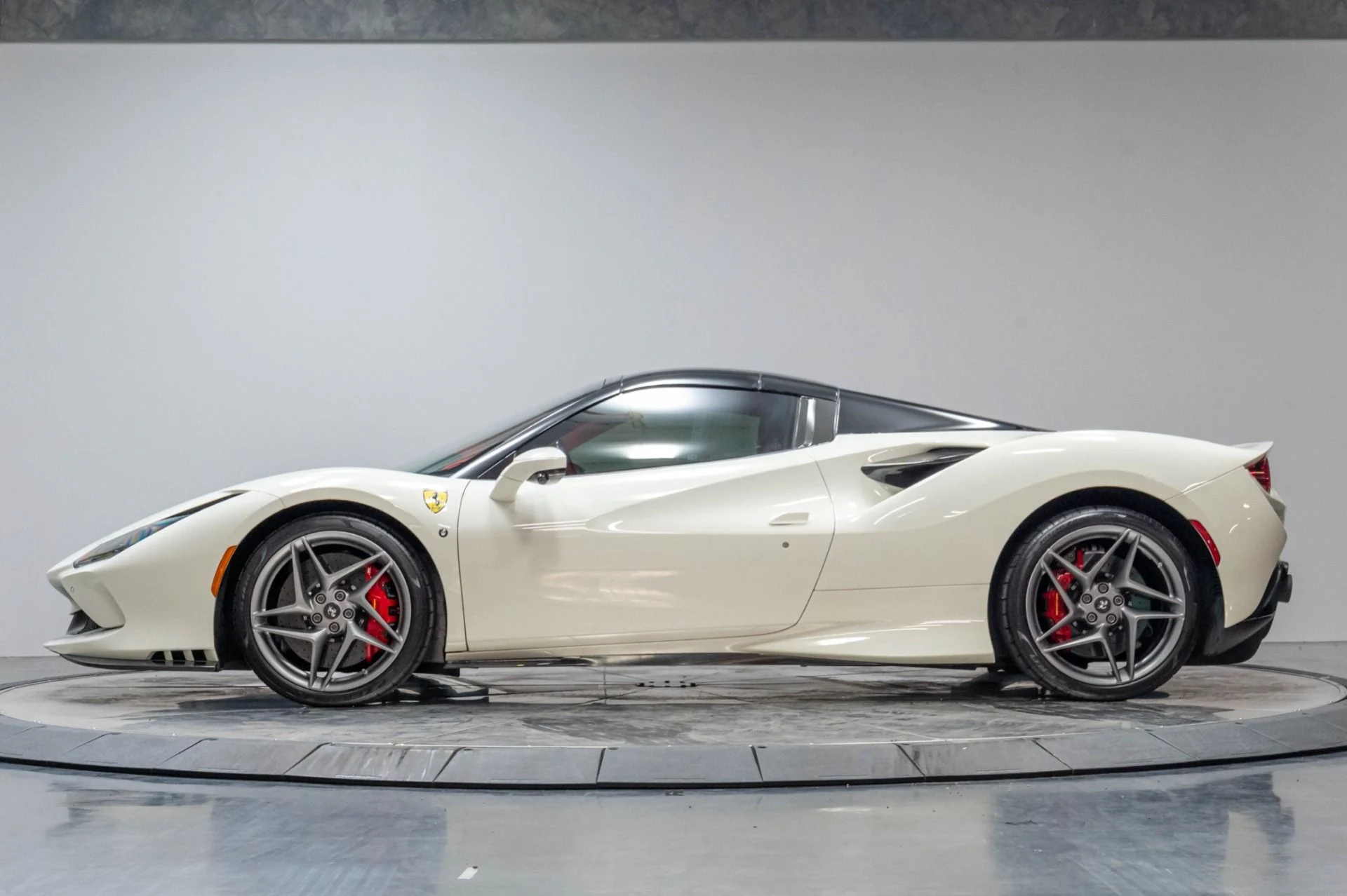 mph040_3241540339_Used_2021_Ferrari_F8_Spider_Base_1786140517_276ad6c099