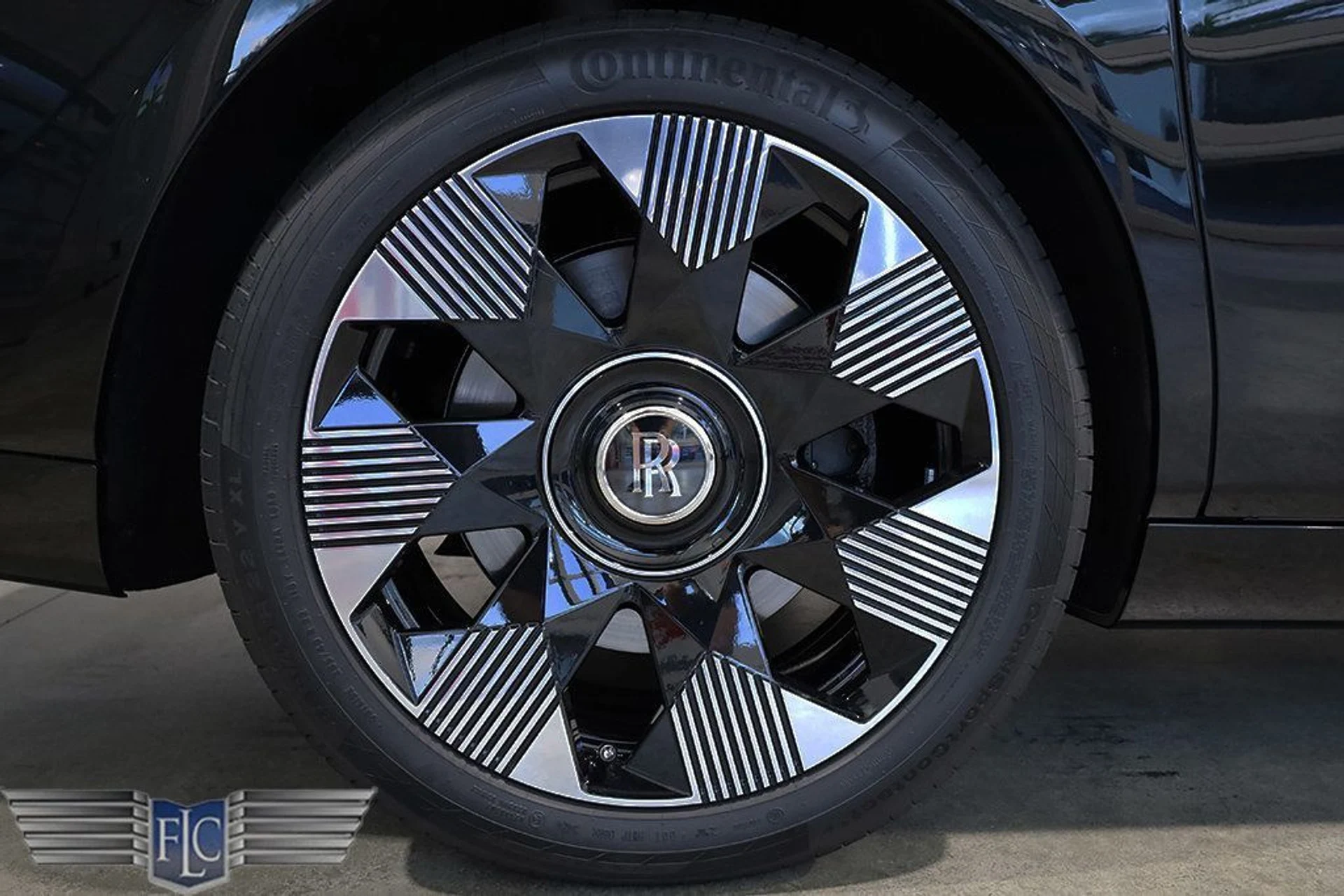 mph040_3271156140_used_2025_rolls_royce_phantom_sedan_9689_22959551_41_1024_f73846a29a