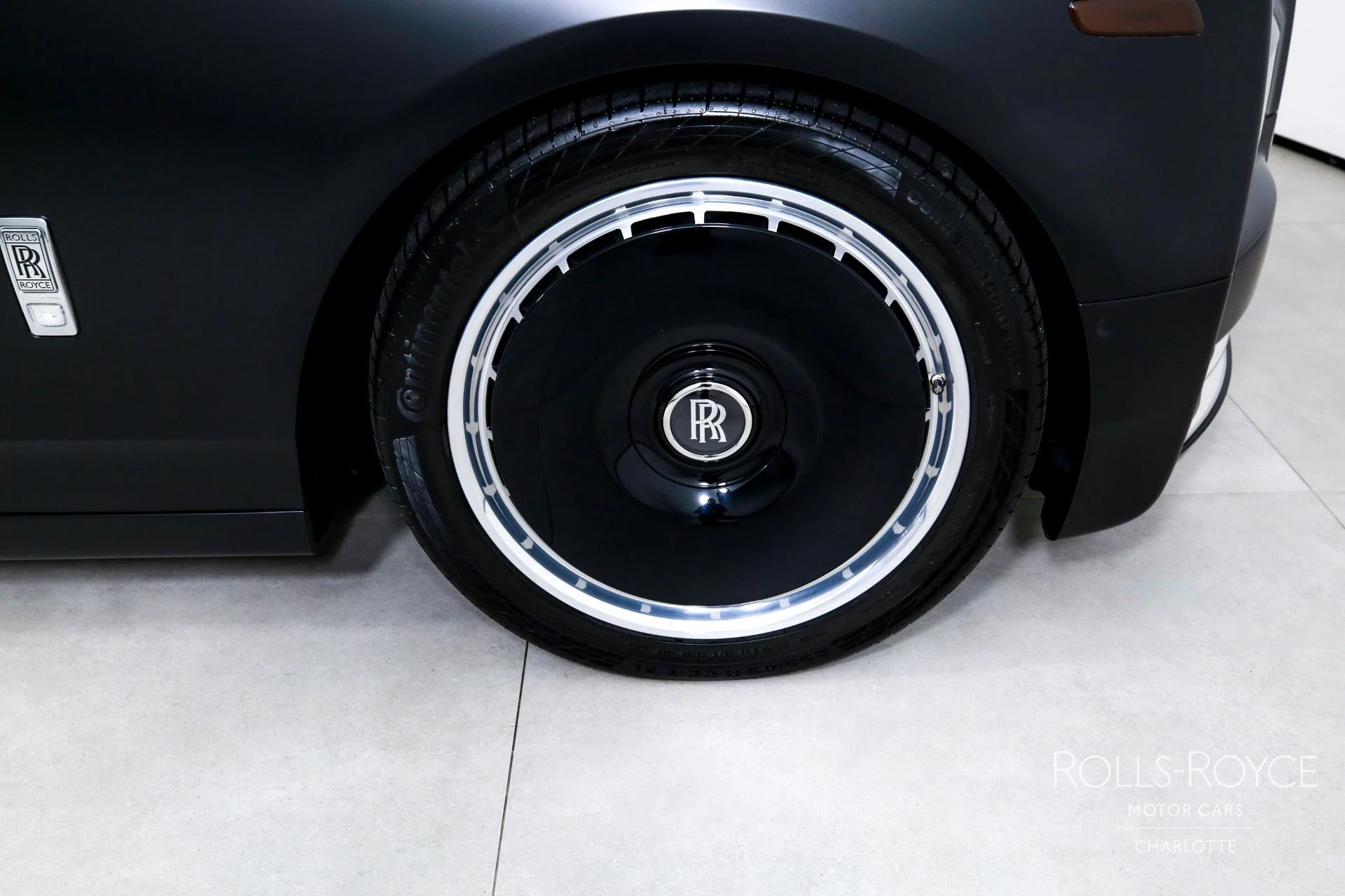 mph040_328396435_Used_2025_Rolls_Royce_Phantom_1759509476_2aa5739f1b
