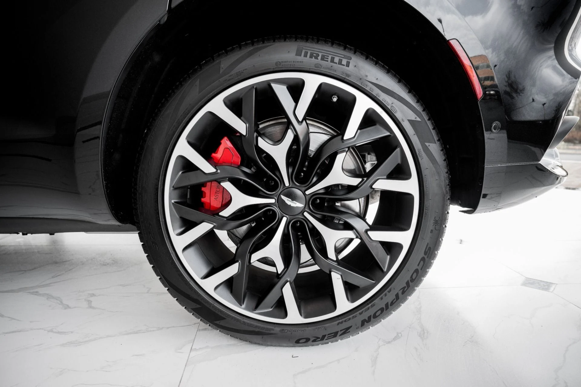 mph040_3302934978_Used_2022_Aston_Martin_DBX_550_1675796960_76b81fd1af