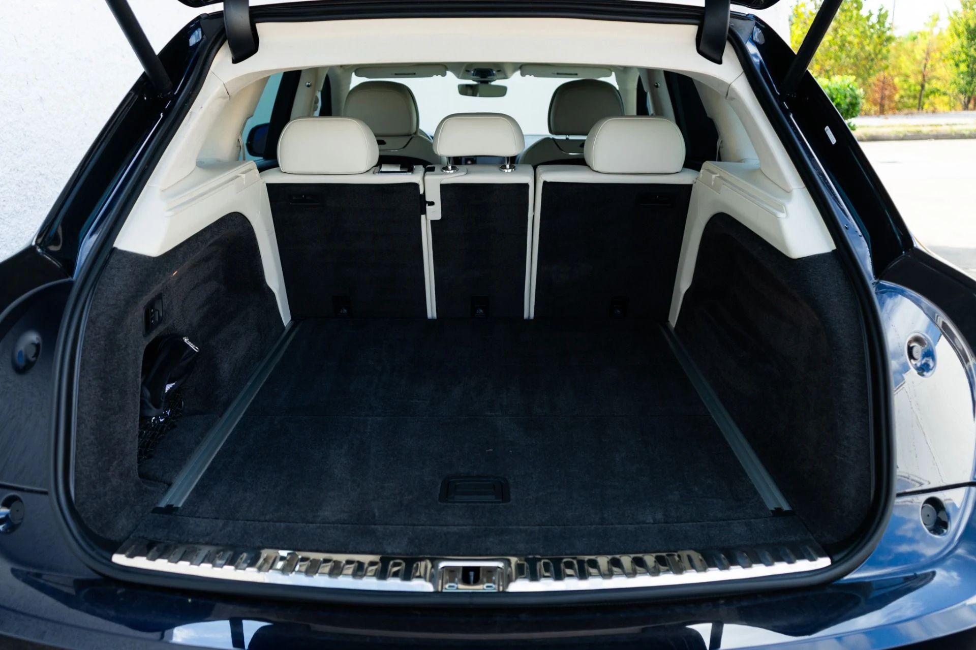 mph040_3308142584_Used_2024_Bentley_Bentayga_V8_1761672305_101c70c586