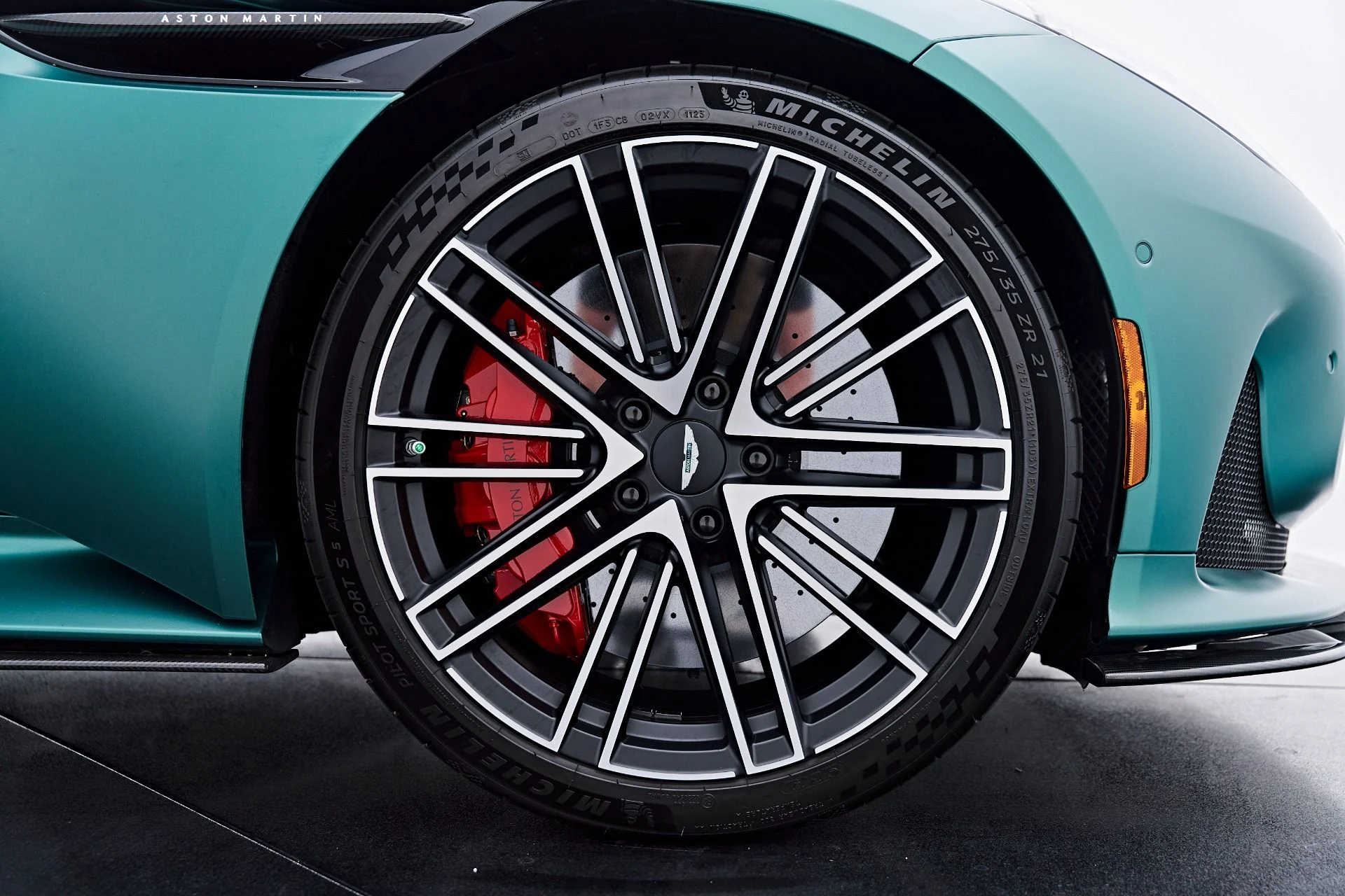 mph040_3314109722_Used_2024_Aston_Martin_DB_12_1784769387_a4f2ddb36a