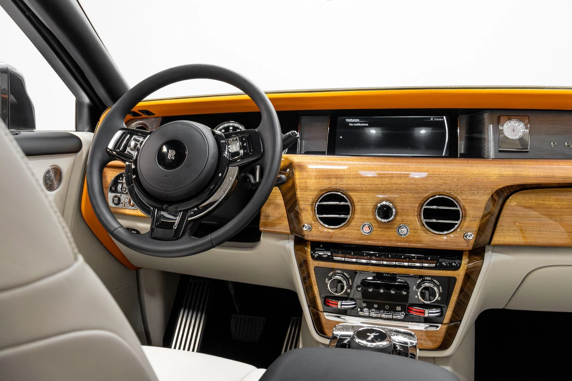 mph040_3394044421_Used_2019_Rolls_Royce_Phantom_1770350910_5c74a361f7