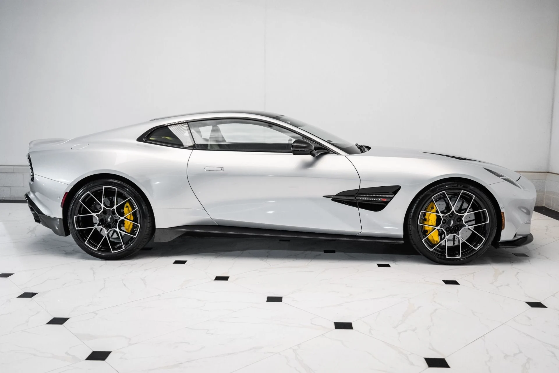 mph040_3412575815_Used_2025_Aston_Martin_Vanquish_1741191405_66c75a423b