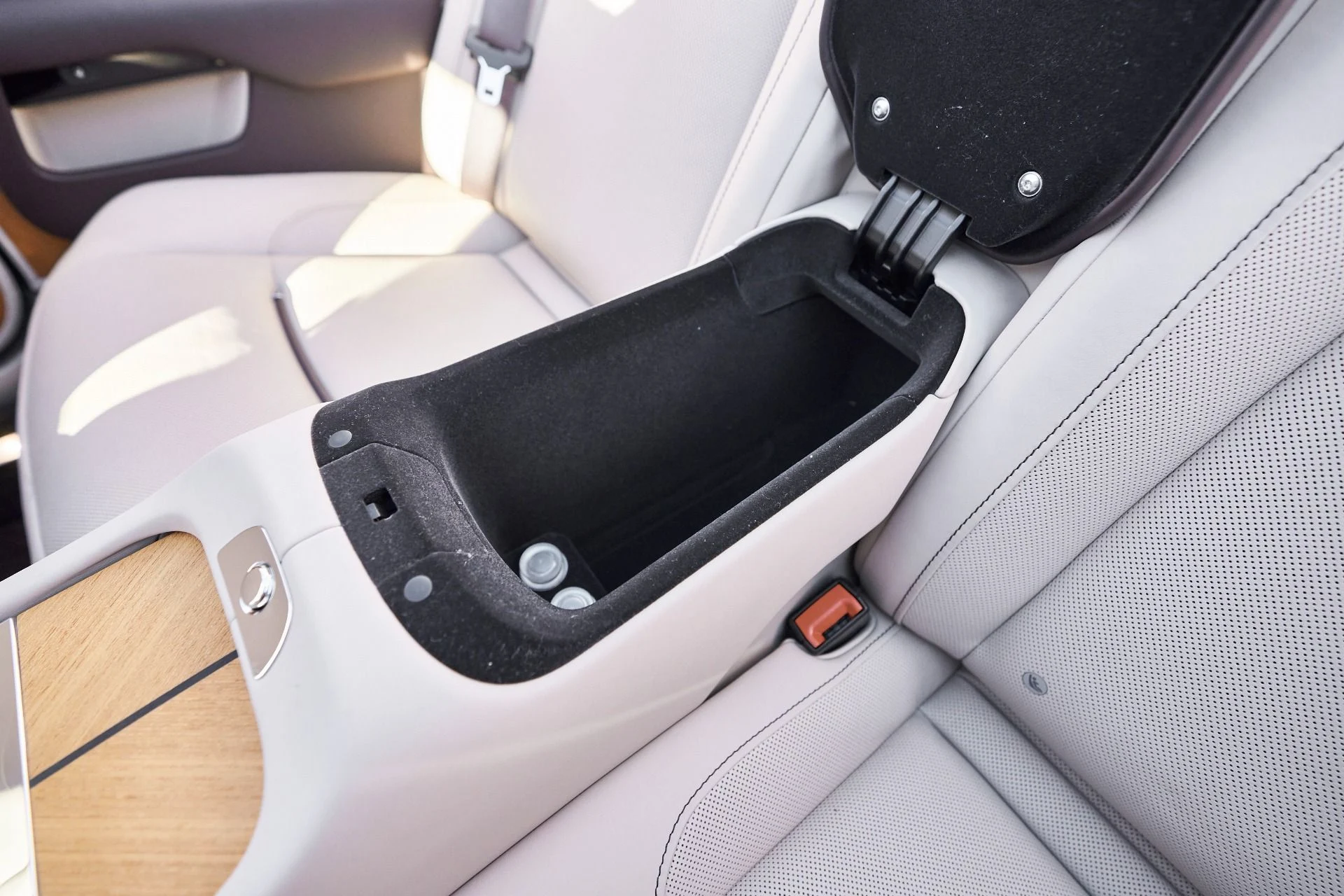 mph040_3491410440_Used_2020_Rolls_Royce_Dawn_Base_1762645834_d25b34de73