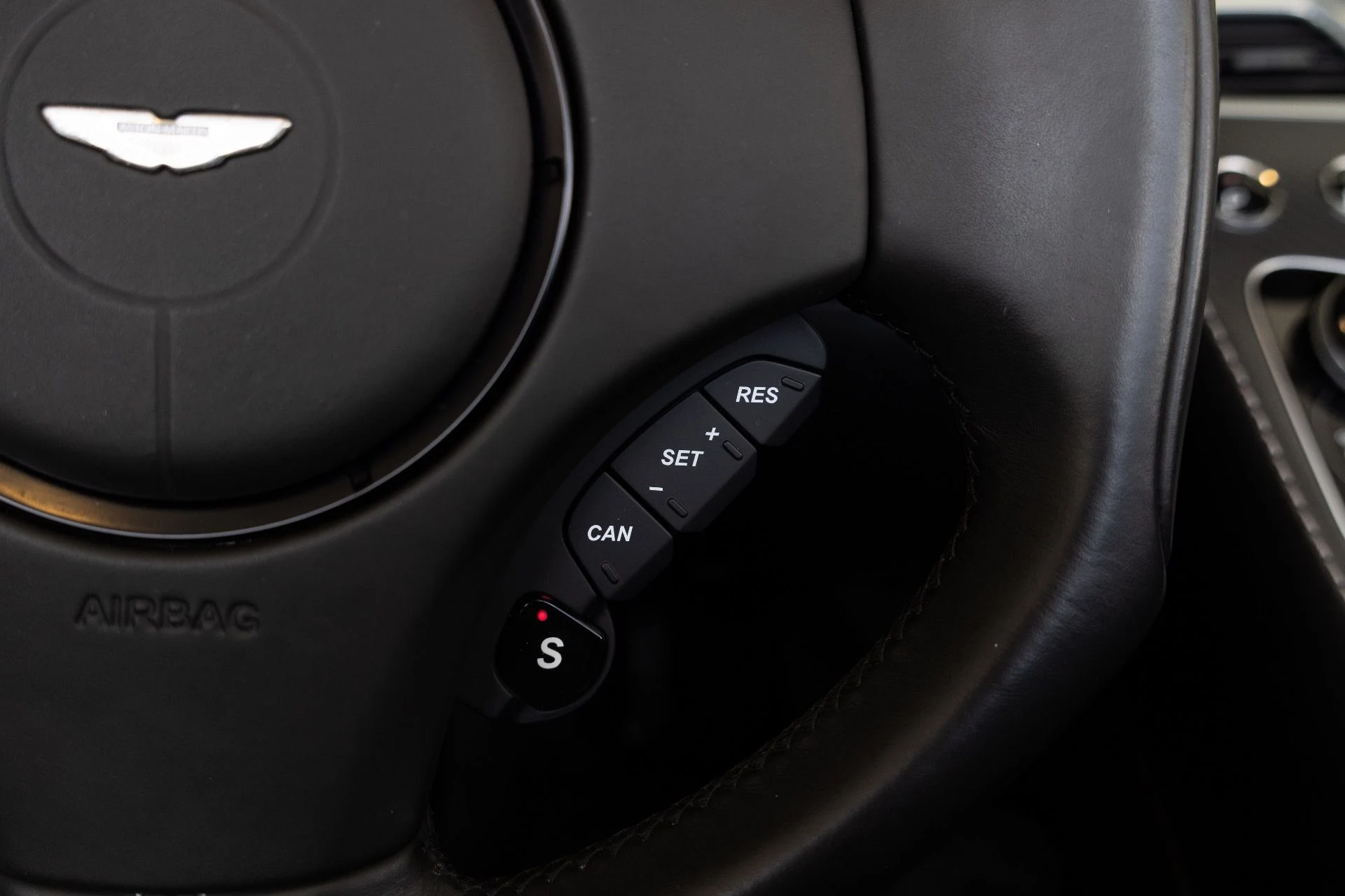 mph040_3517494261_Used_2015_Aston_Martin_Vanquish_Volante_1776978035_9c2f14c72e