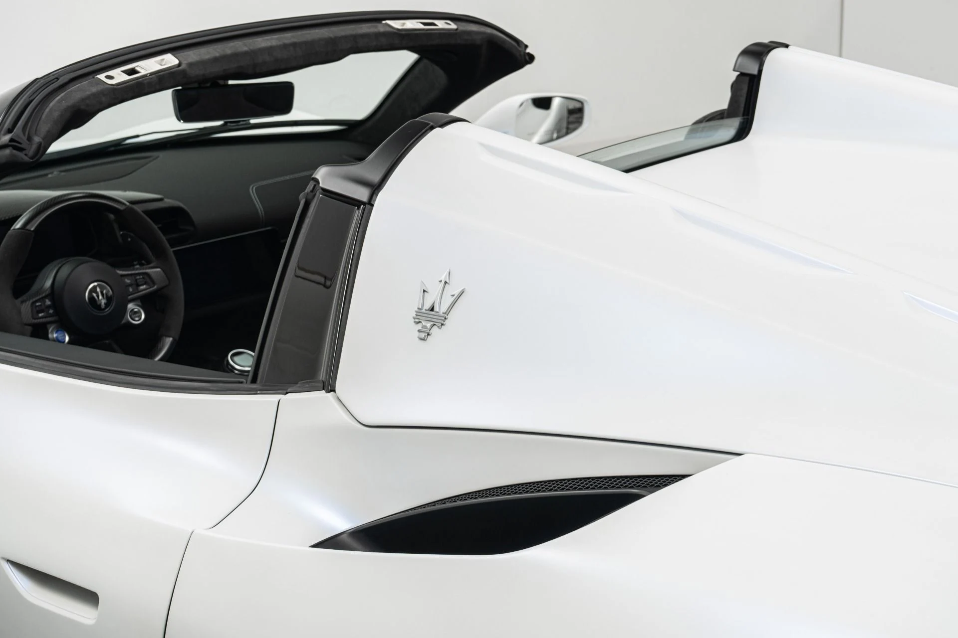 mph040_3545427575_Used_2023_Maserati_MC_20_Cielo_Factory_Matte_Paint_Lightweight_Racing_Seats_1779999172_85c4c146bd