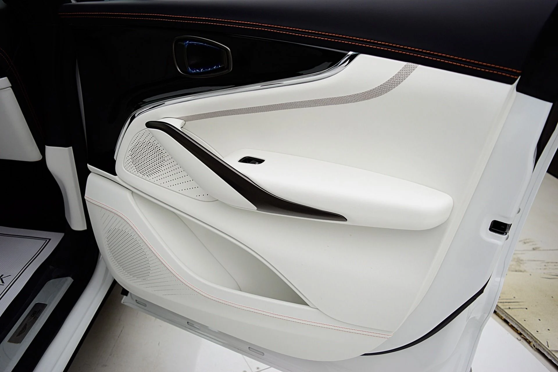 mph040_3552840341_New_2025_Aston_Martin_DBX_707_1ebae1433c