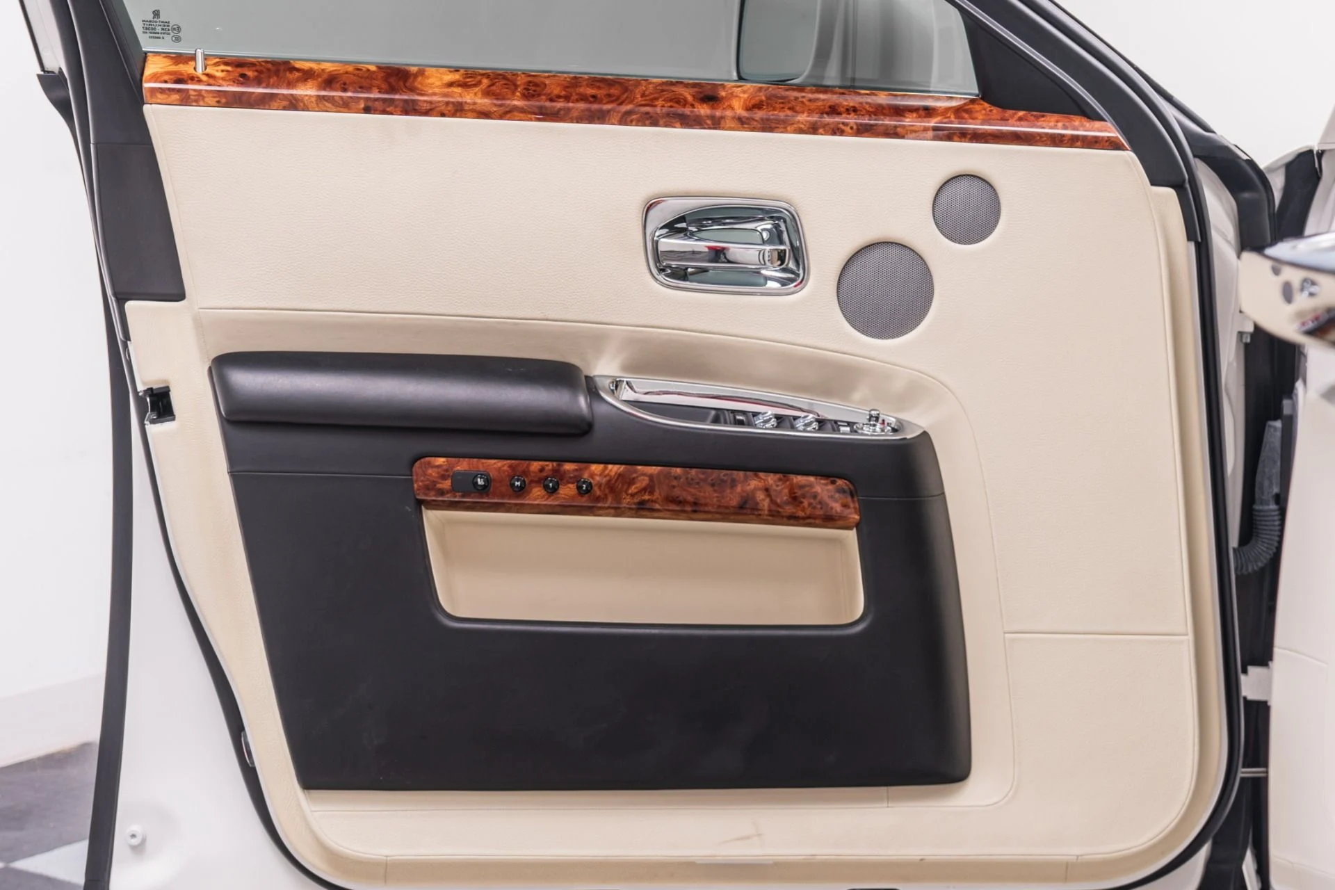 mph040_3600998466_Used_2010_Rolls_Royce_Ghost_1777319383_7792a4374a