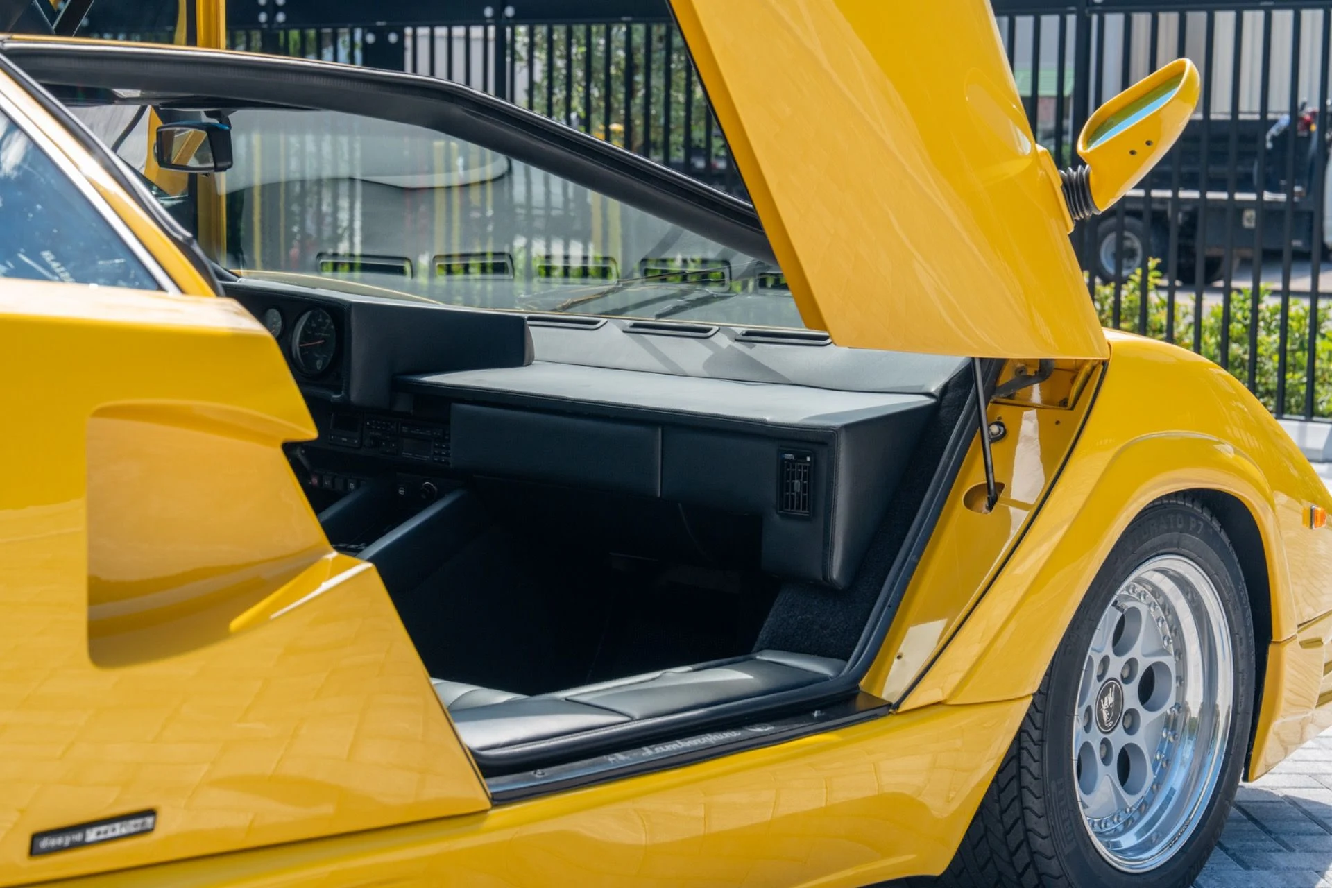 mph040_3631077104_Used_1989_Lamborghini_Countach_25th_Anniversary_1793038200_72f81b7c09