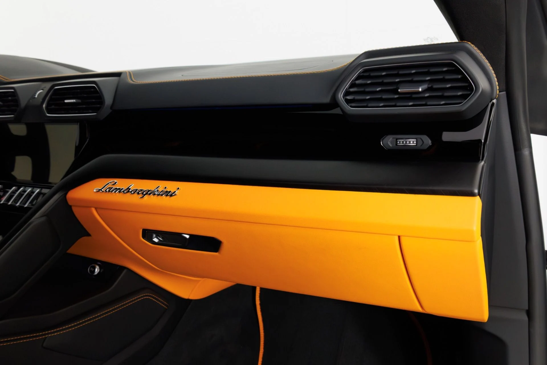 mph040_3634877543_Used_2024_Lamborghini_Urus_S_1775674860_046d964d55