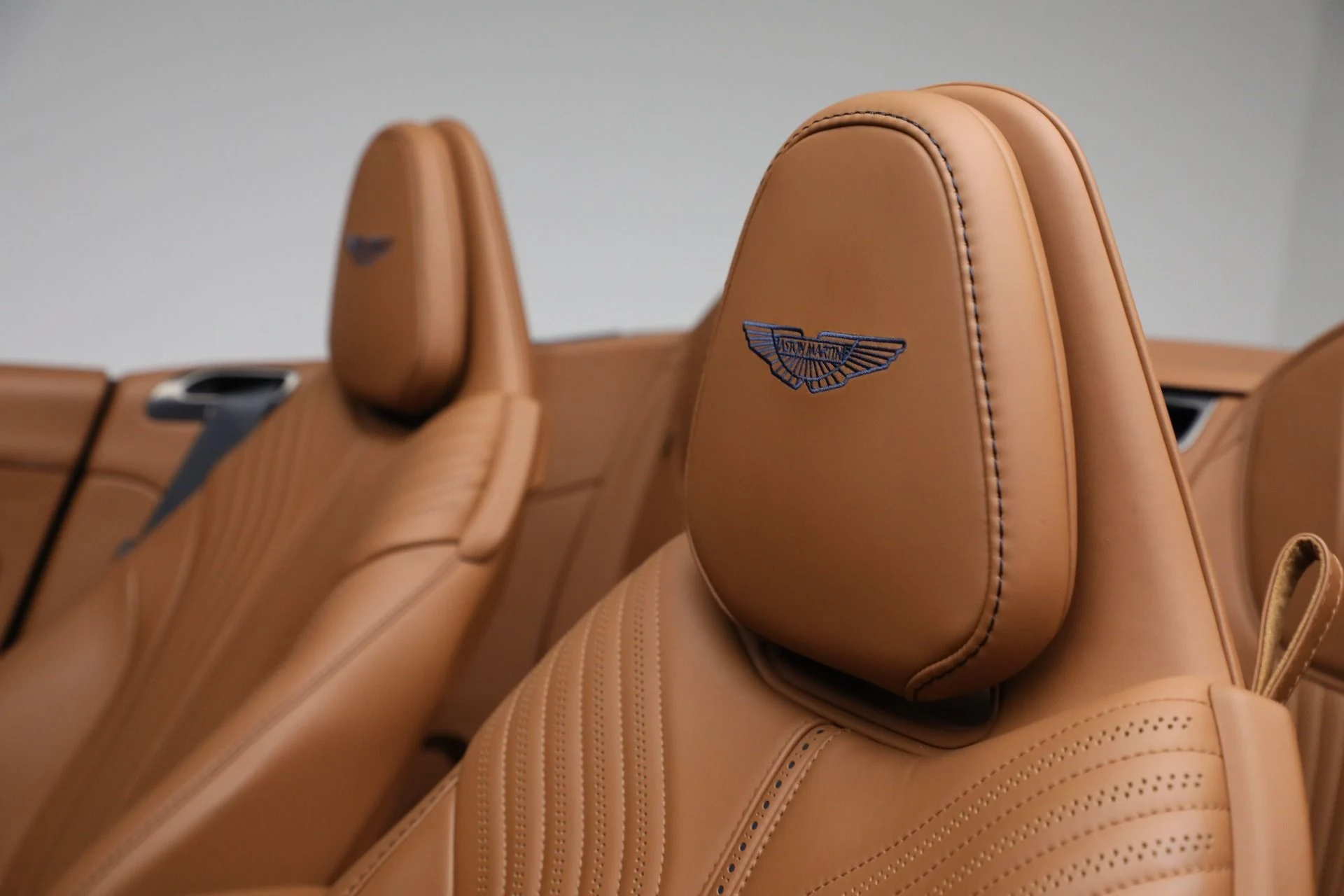 mph040_3651769054_Used_2022_Aston_Martin_DB_11_Volante_0ee3f472ae