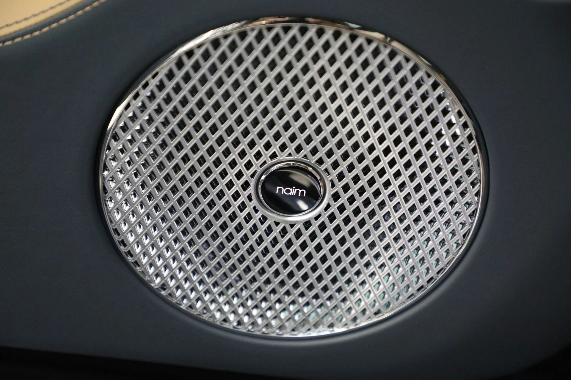mph040_3656655185_New_2025_Bentley_Bentayga_EWB_Azure_V8_d6404813b1