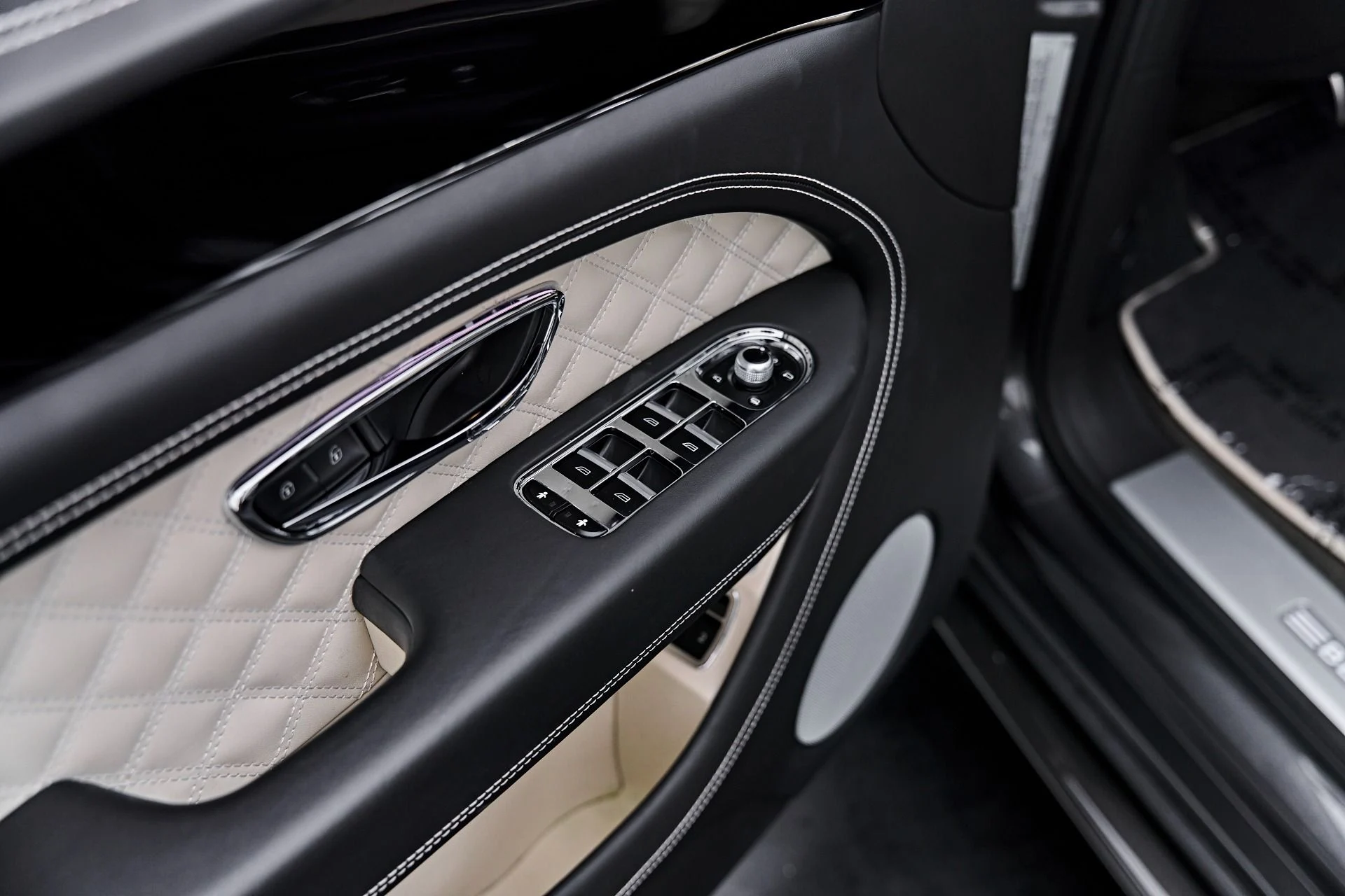 mph040_3658971291_Used_2022_Bentley_Bentayga_V8_1791935746_93d4f8d23a