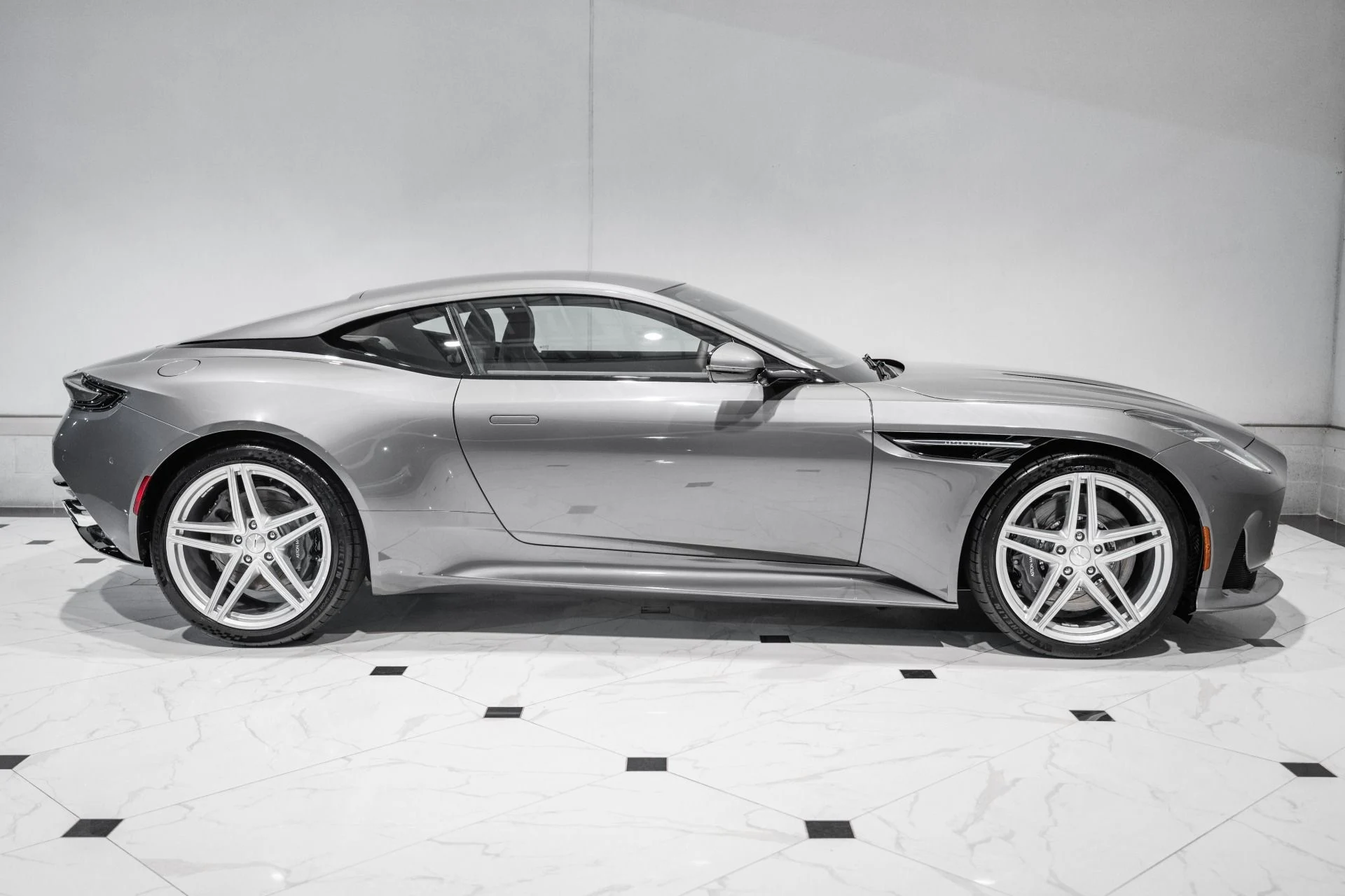 mph040_3659196864_Used_2025_Aston_Martin_DB_12_V8_1762356826_42e5de1b5d