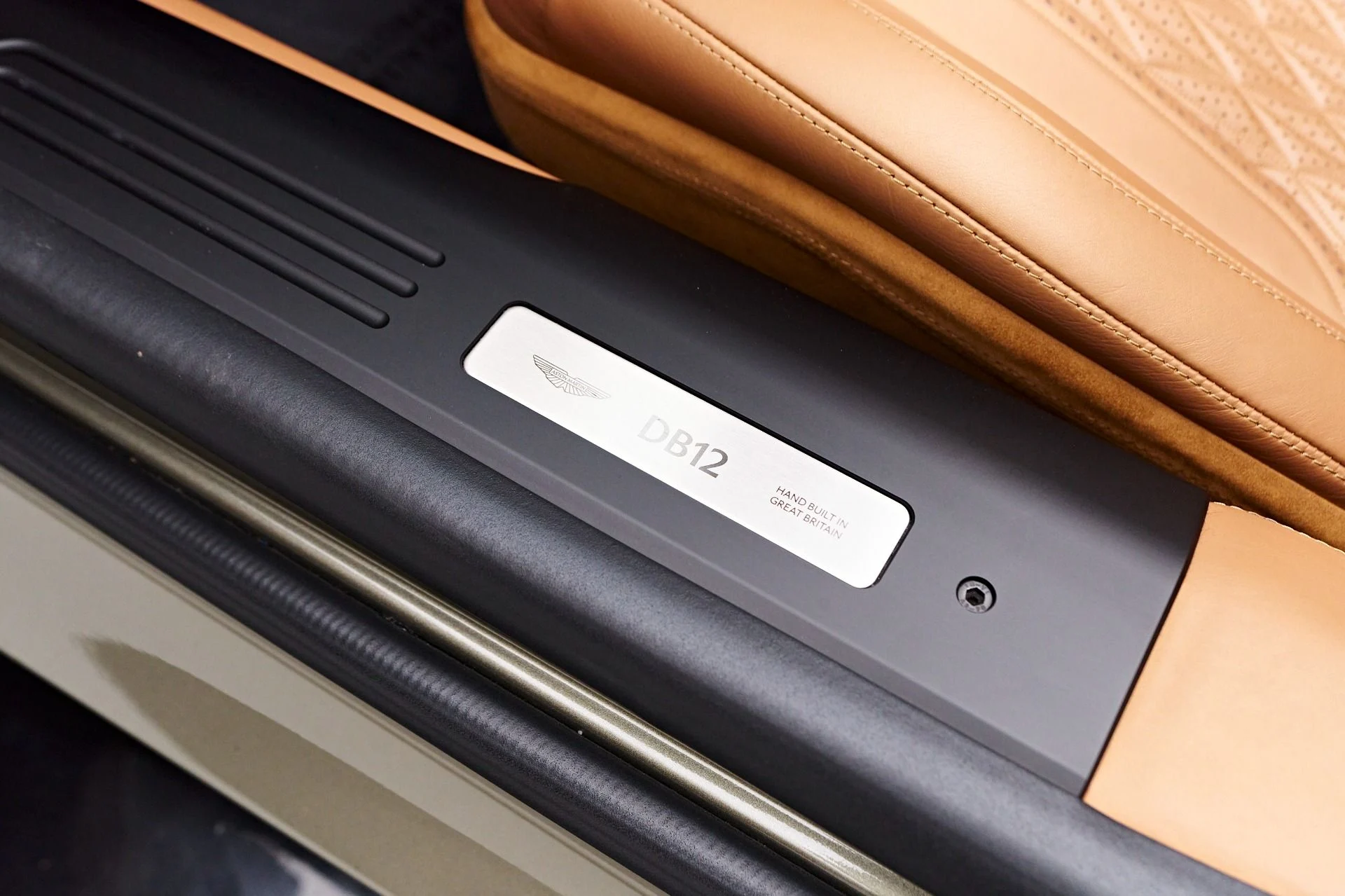 mph040_3660005722_Used_2024_Aston_Martin_DB_12_Volante_1731606794_0be0ba3285