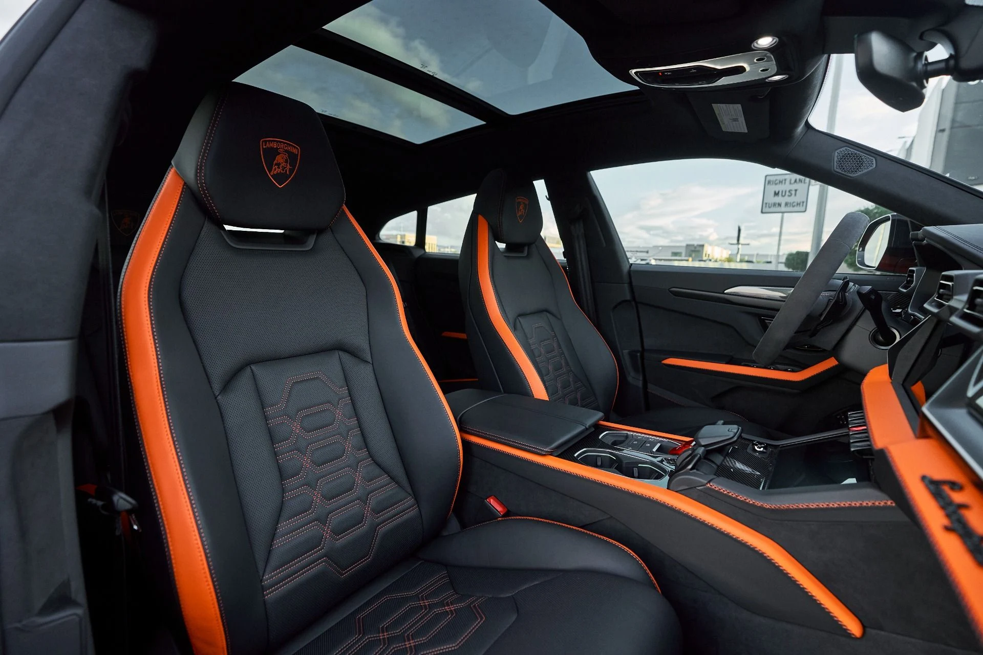 mph040_3678936324_Used_2025_Lamborghini_Urus_SE_1763680399_0891b40f25