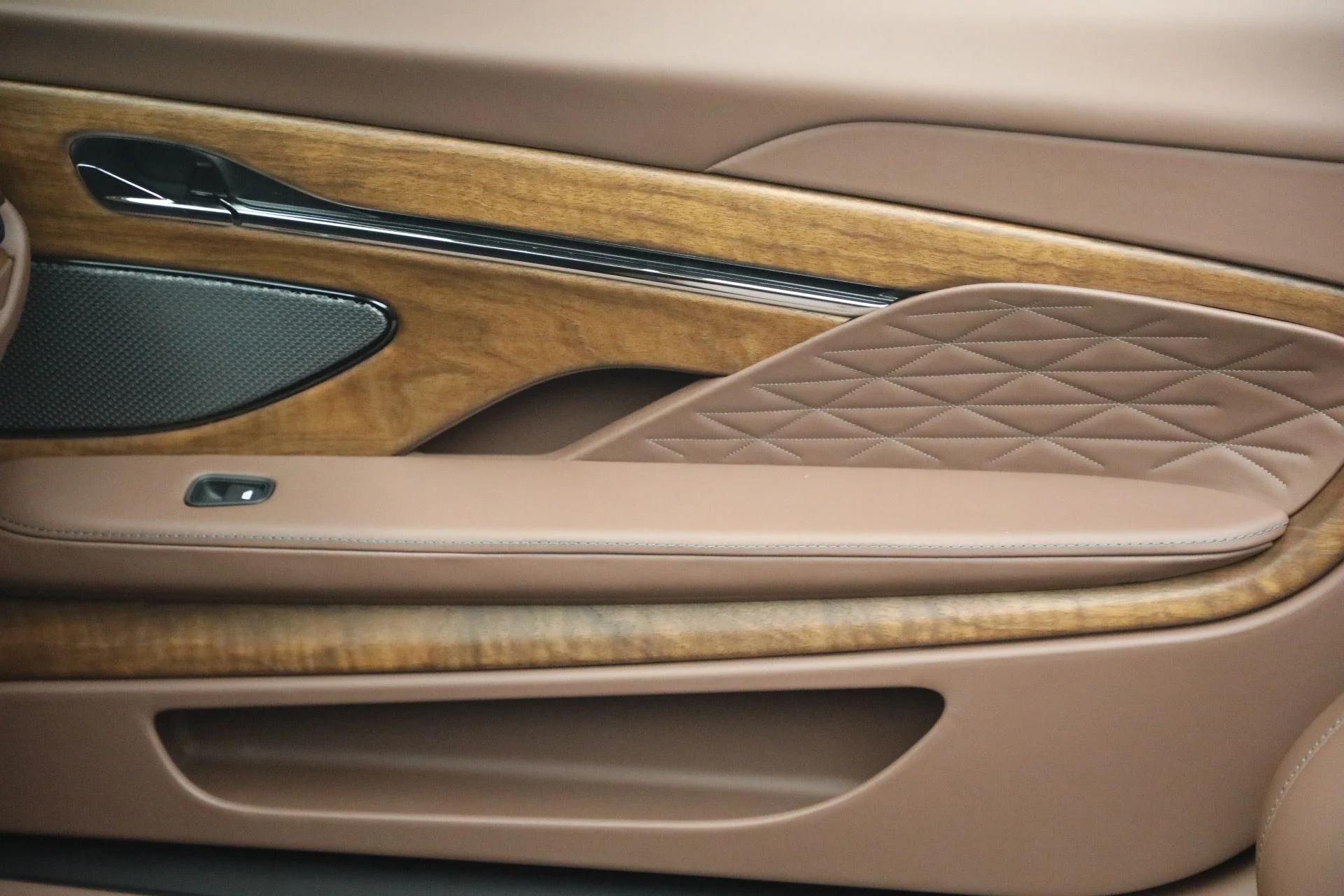 mph040_370338890_New_2026_Aston_Martin_DB_12_Volante_1767705696_587ca3b175