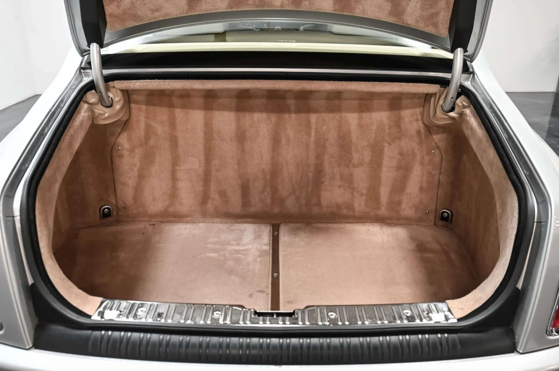 mph040_3751947782_Used_2004_Rolls_Royce_Phantom_1743346436_feb269885e