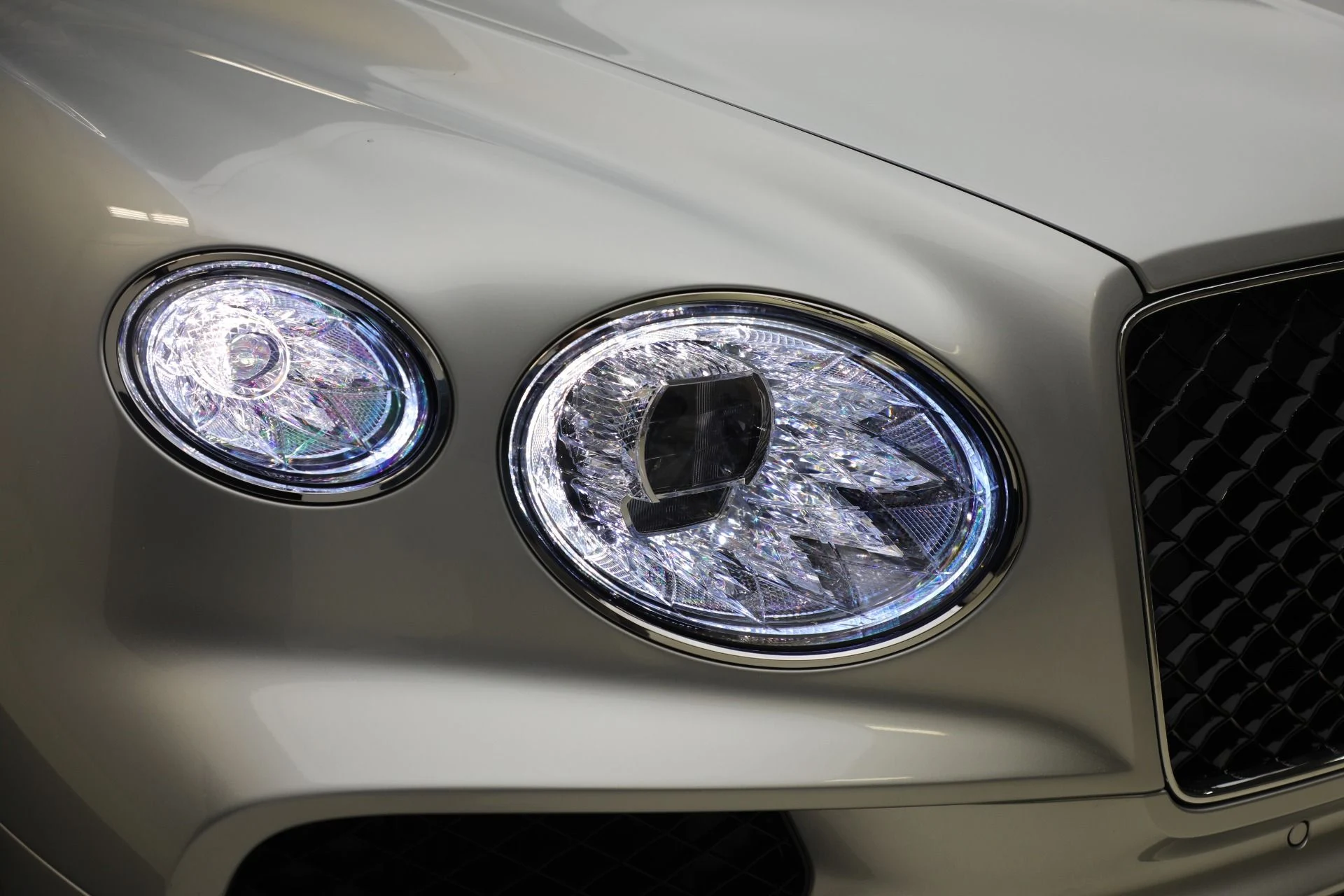 mph040_3764035936_New_2025_Bentley_Bentayga_EWB_V8_c47633694b